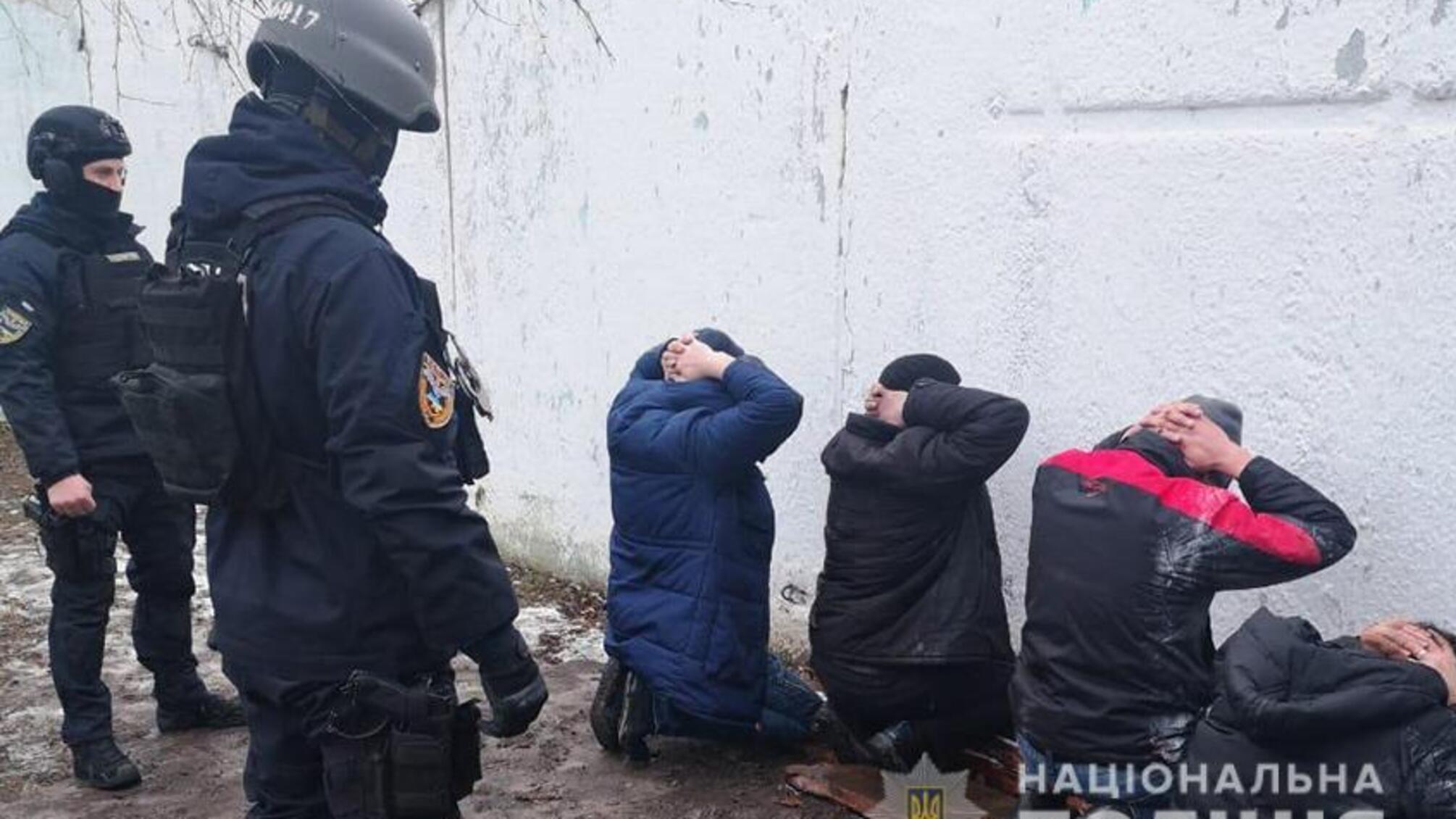 У Хмельницькому поліцейські затримали групу осіб за підозрою у продажу метадону, який призначався для замісної терапії наркозалежних
