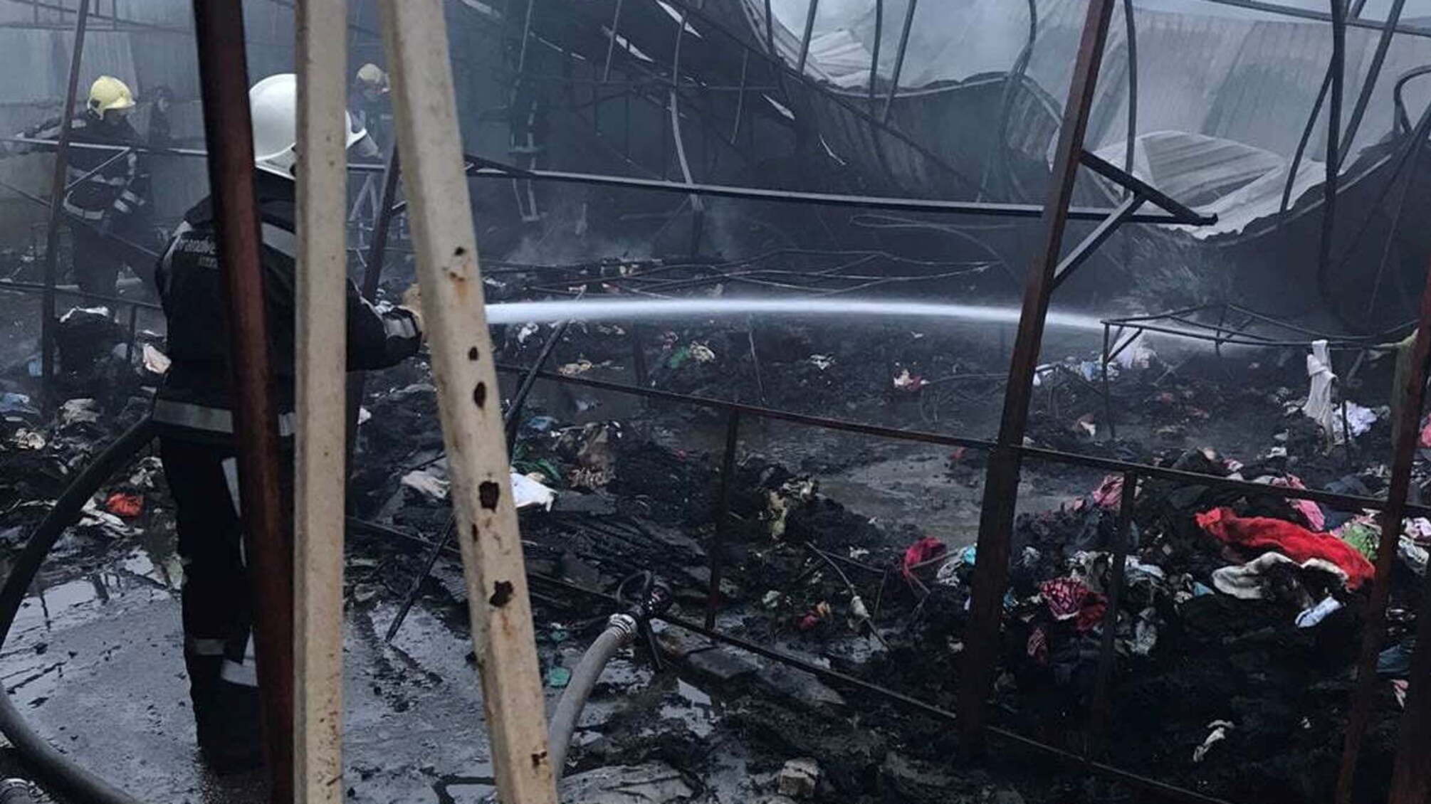 Київська область : рятувальниками ліквідовано пожежу у торгівельному павільйоні