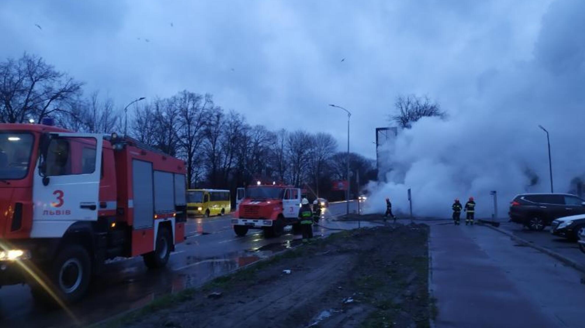 Львів: вогнеборці ліквідували пожежу на території заправки