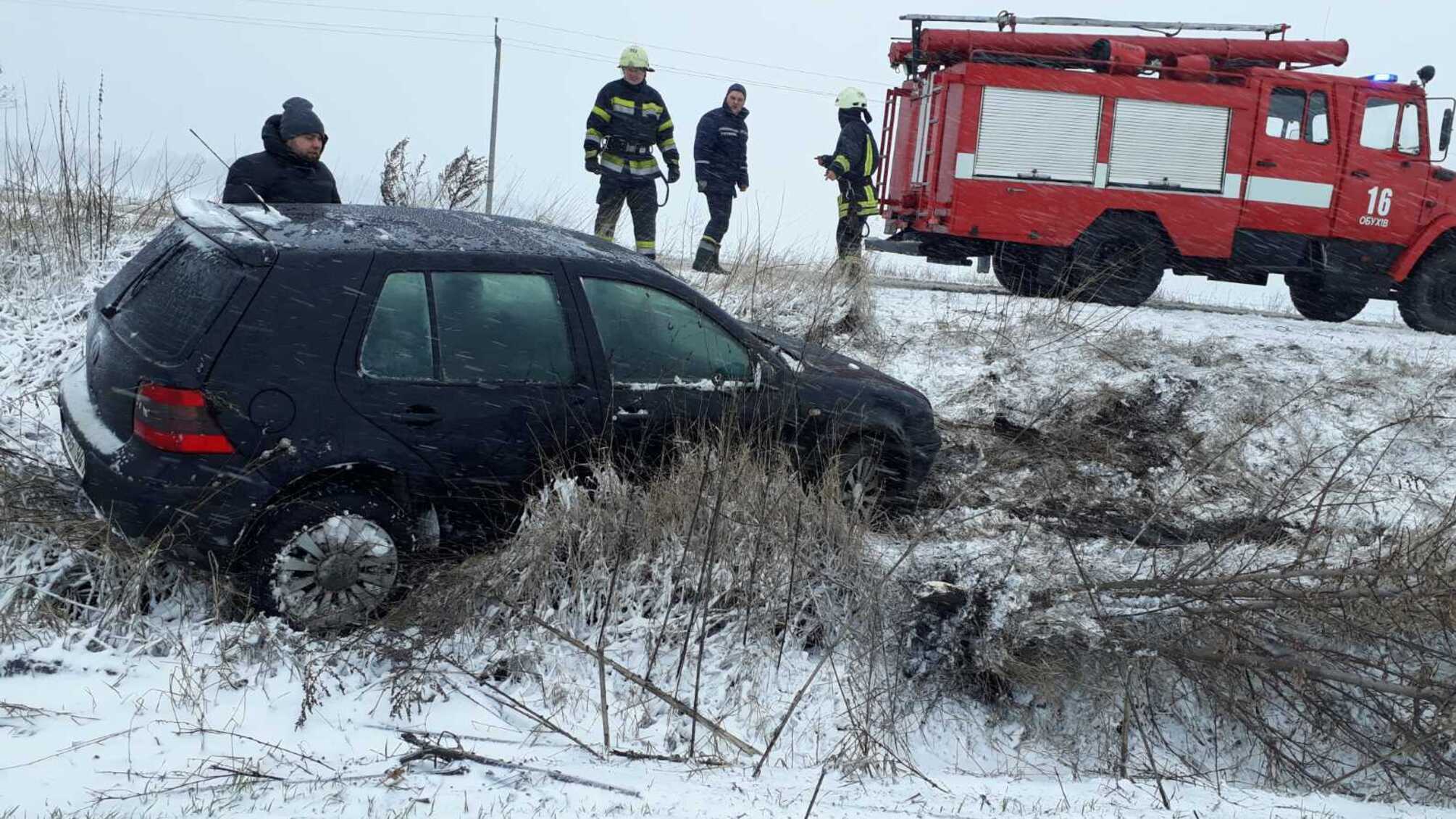 Київська область: рятувальники витягли автомобіль, що опинився у кюветі