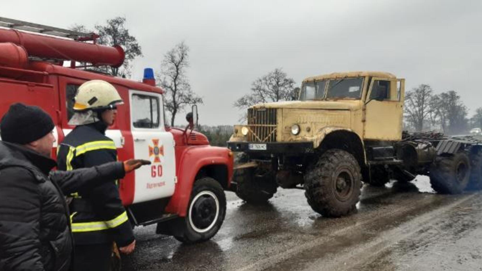 Дніпропетровська область: рятувальники визволили з багнюки водія вантажного автомобіля