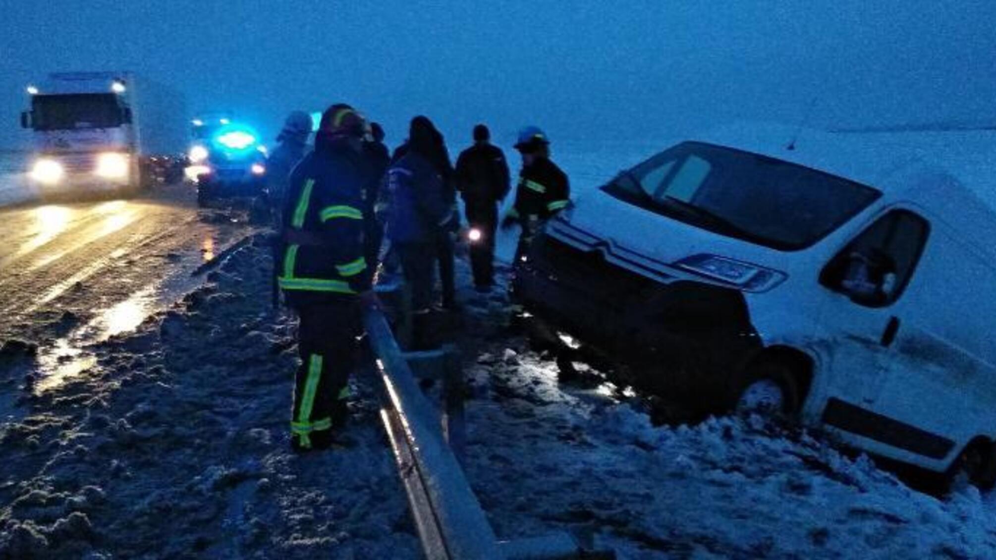 Рятувальники Донеччини надають допомогу водіям, які стали заручниками негоди