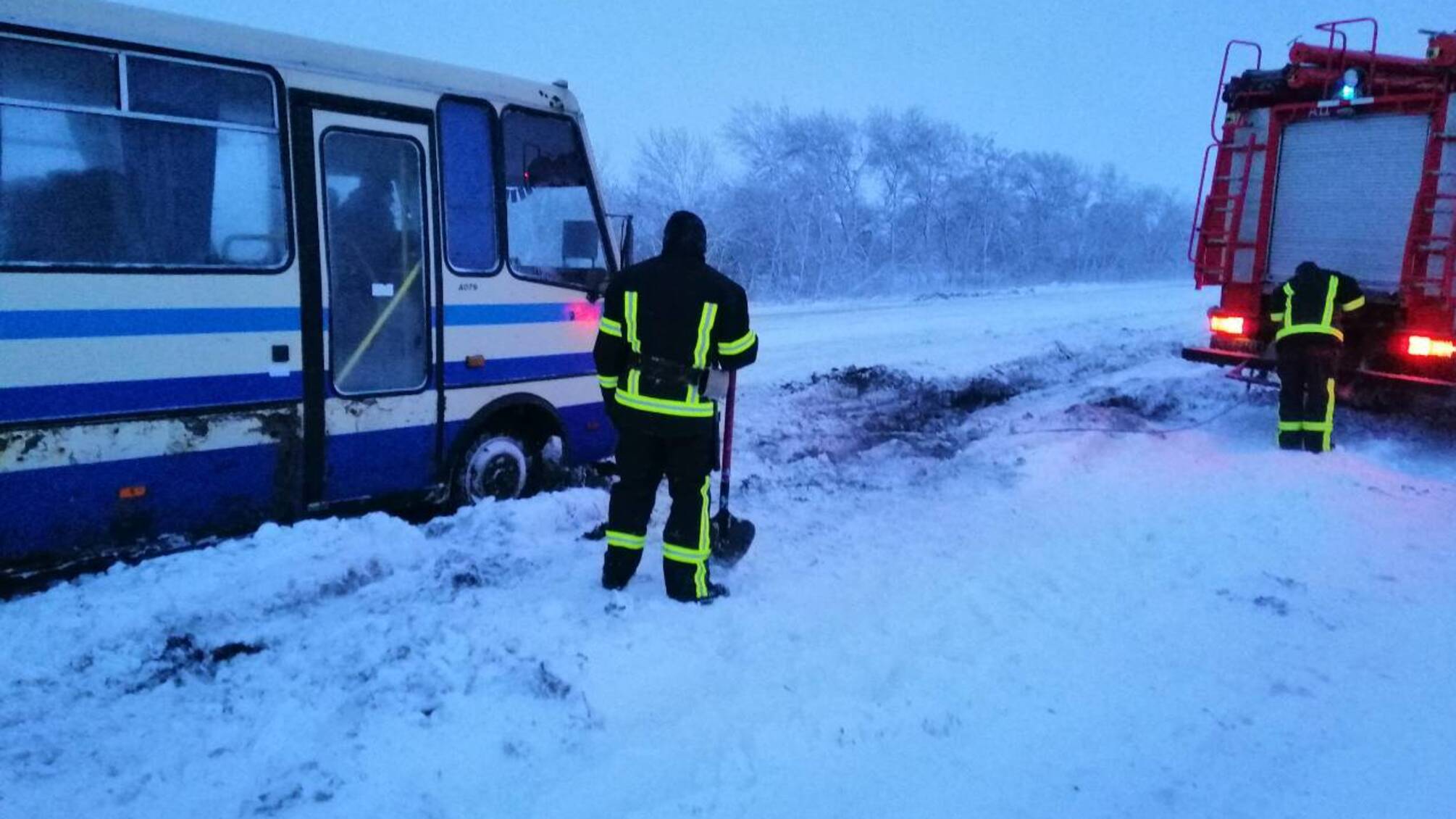 Протягом минулої доби рятувальники Донеччини надали допомогу водіям та пасажирам понад 50 транспортних засобів