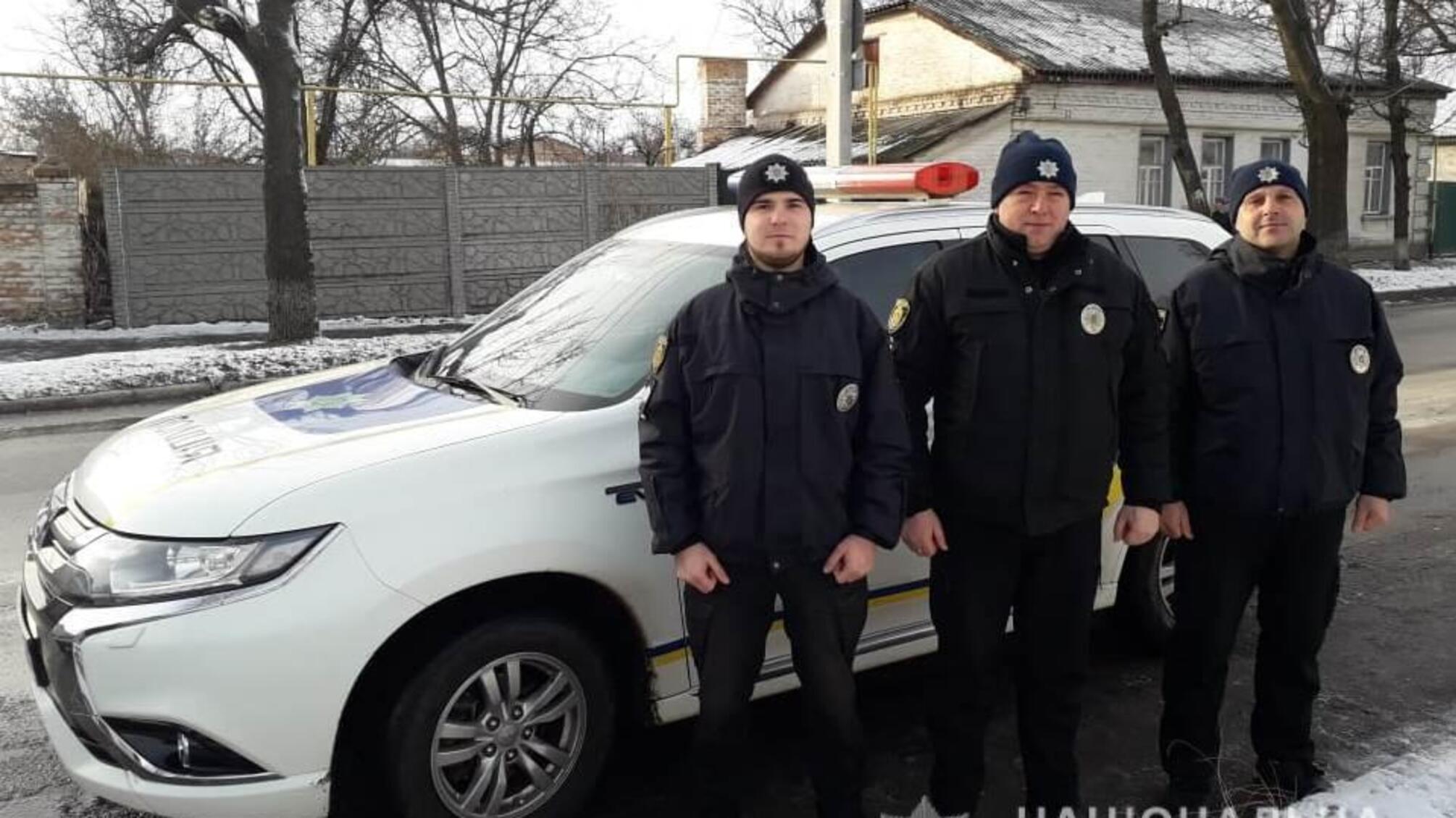 На Кіровоградщині поліцейські врятували чоловіка з палаючого автомобіля