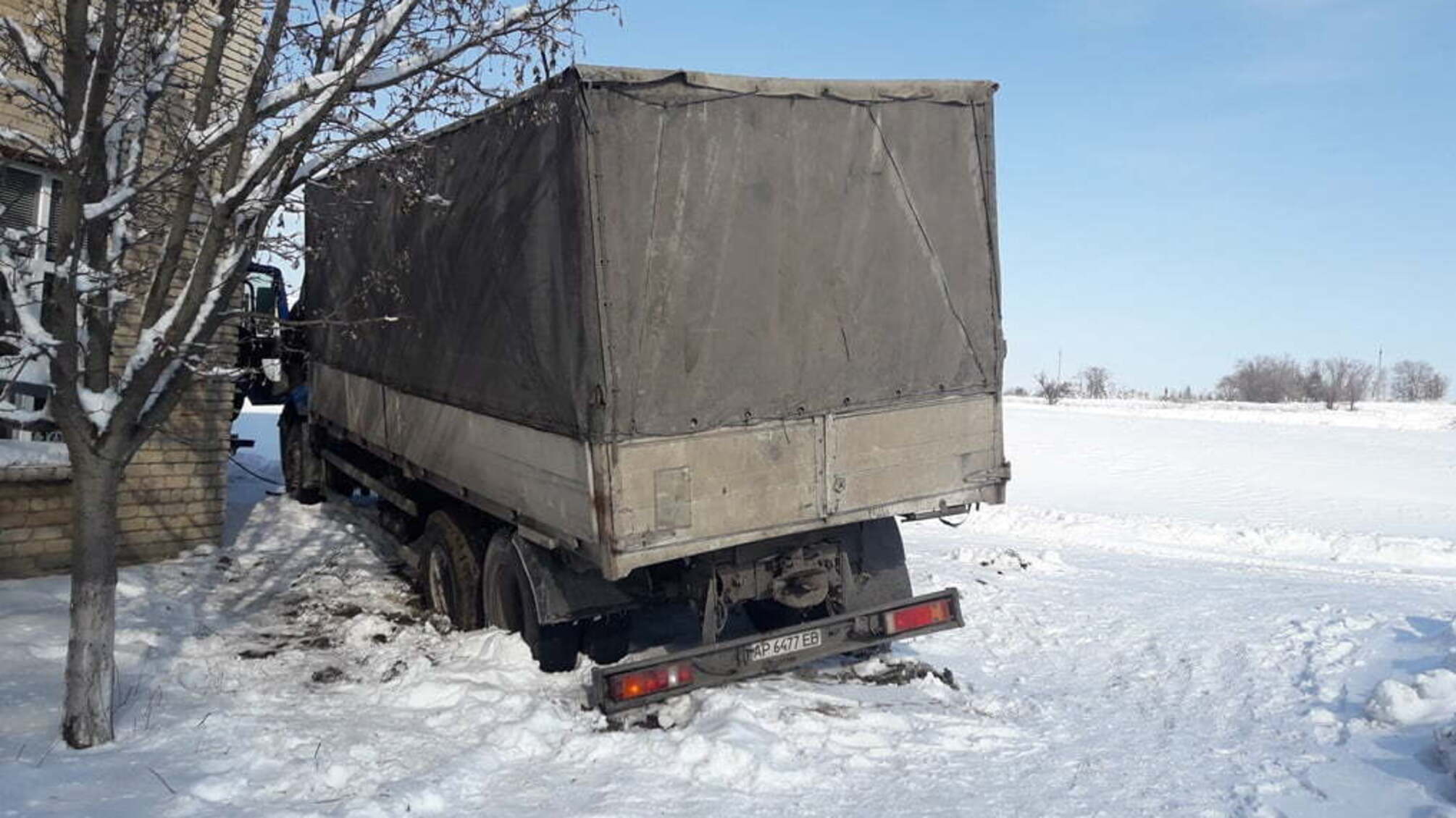 На Донеччині рятувальники допомогли водію ванжажівки, авто якого застрягло у сніжному заметі