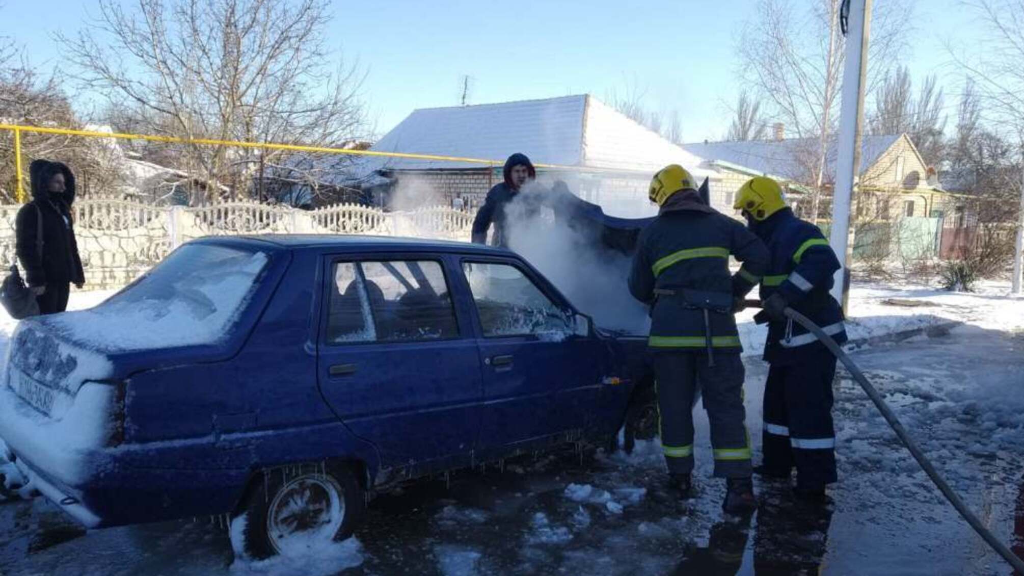Херсонські рятувальники ліквідували пожежу в автомобілі