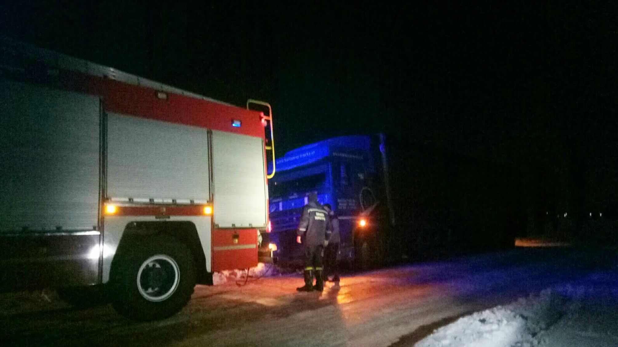 Херсонщина: Пожежно-рятувальні підрозділи продовжують виїжджати на допомогу водіям для вилучення автотранспортних засобів із снігових заметів