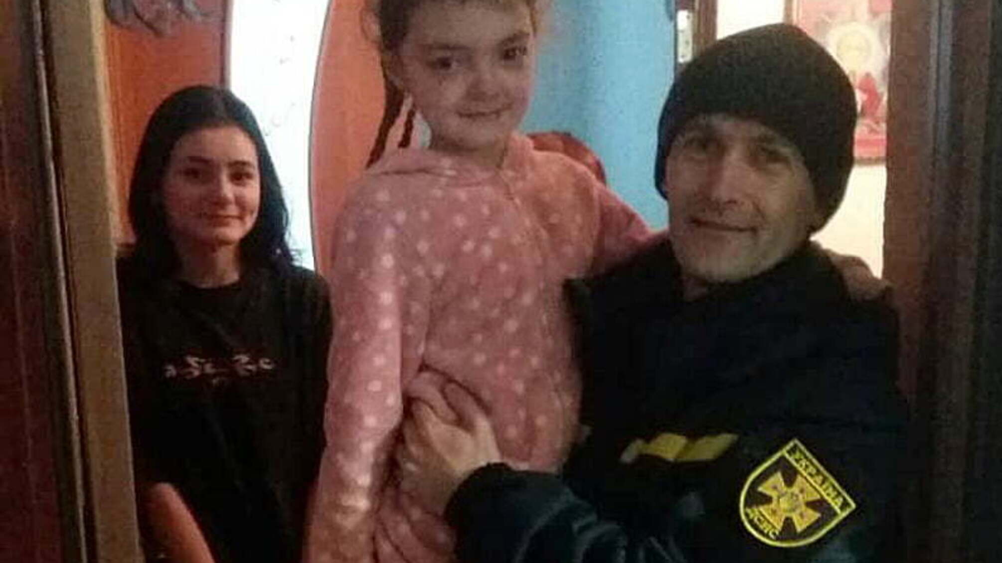 Закарпатські рятувальники визволили дітей із замкненої квартири