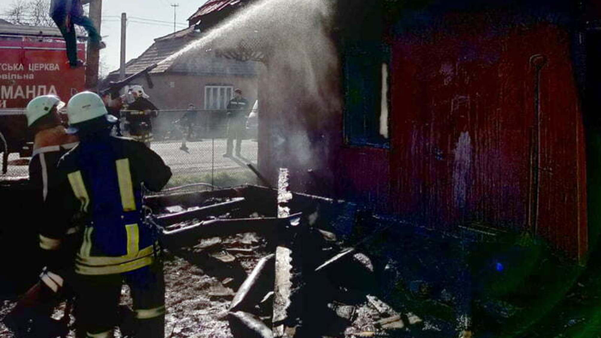 На Закарпатті професійні й добровільні пожежники разом приборкали пожежу в будинку