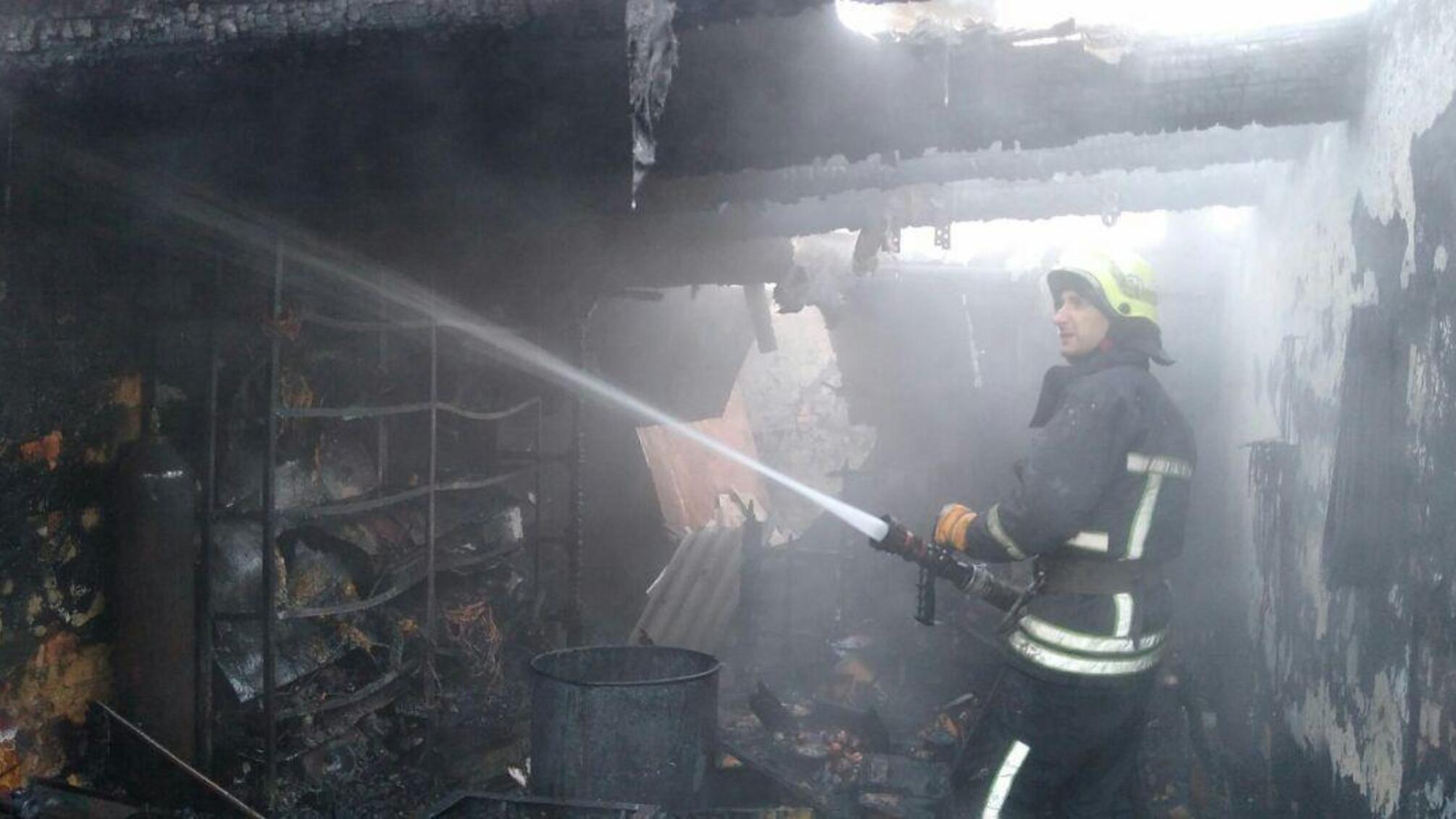 м. Запоріжжя: вогнеборці ліквідували пожежу на території приватного домоволодіння