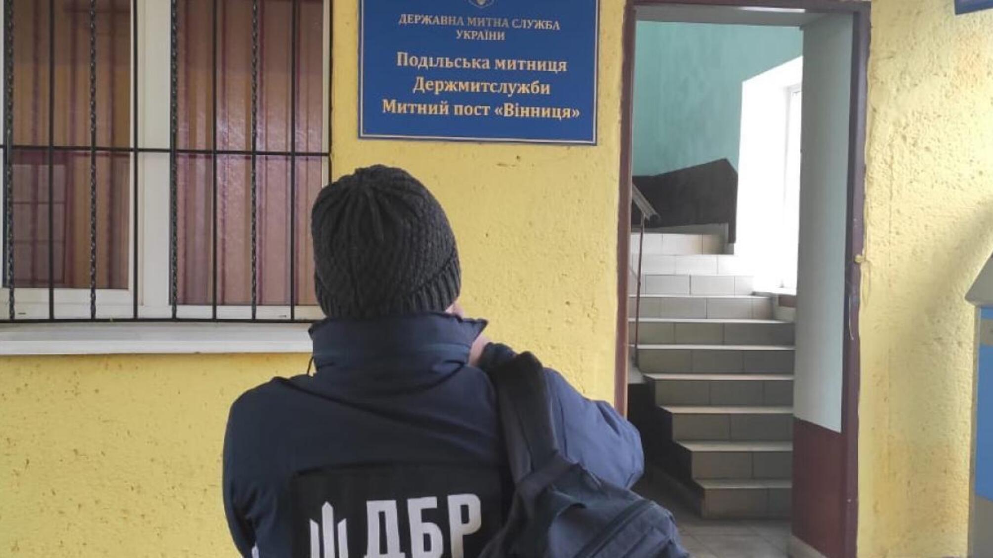 Ввезення транспортних засобів за заниженим митом – ДБР провело обшуки на Подільській та Поліській митниці