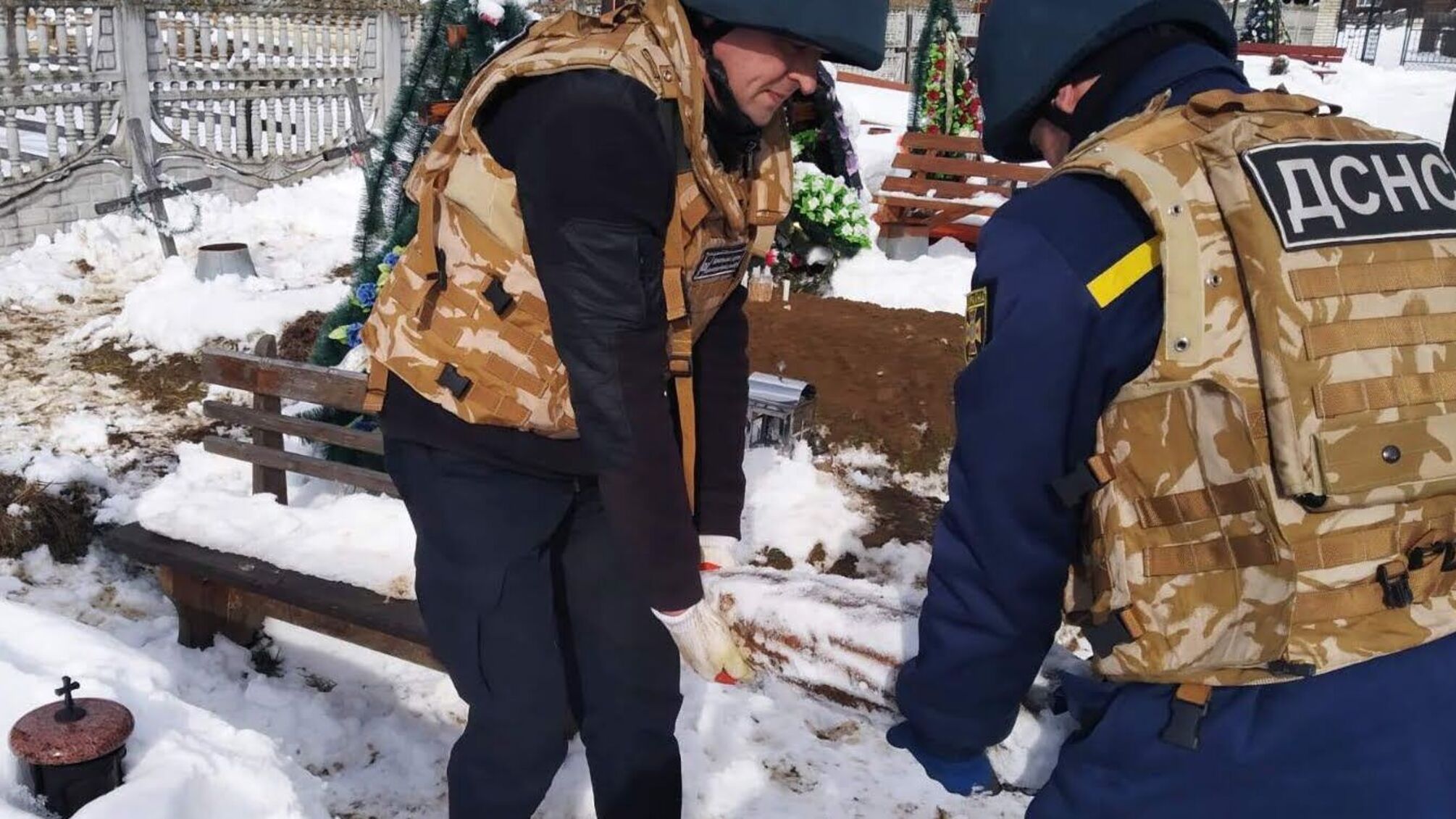 Піротехніки знищили три боєприпаси, що громадяни виявили на кладовищі