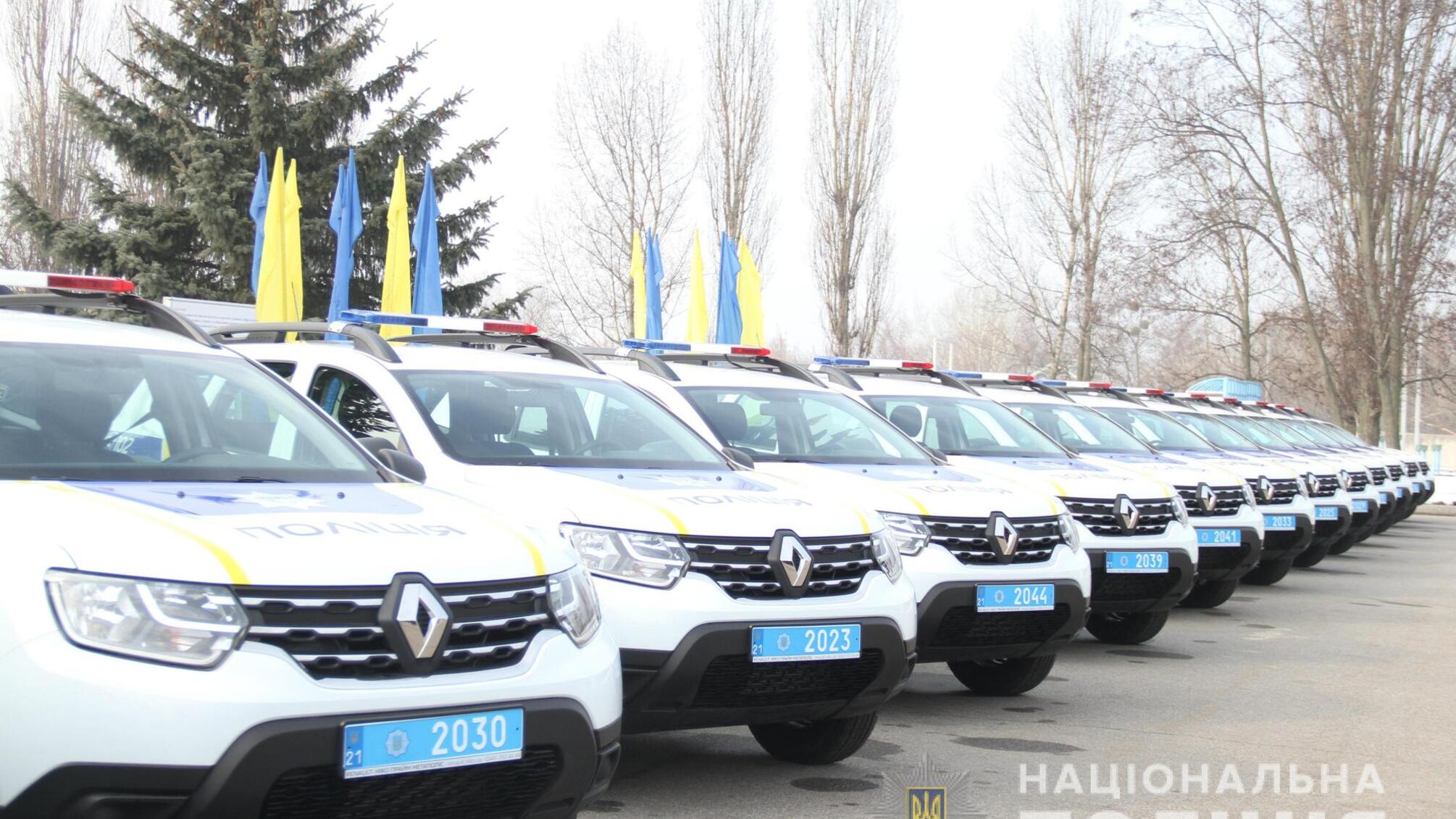Начальник харківської поліції передав ключі від 26 службових автомобілів «Renault Duster» поліцейським офіцерам громади