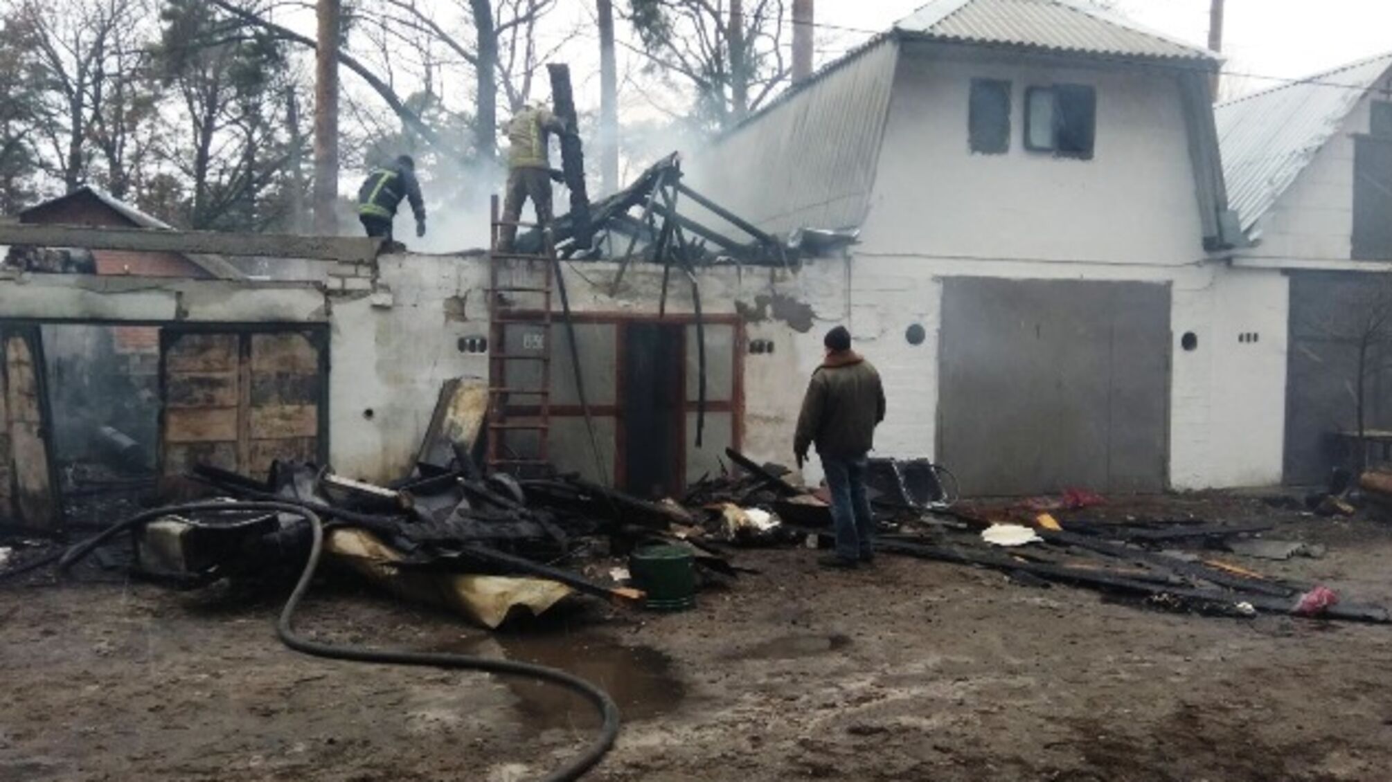 Житомирська область: ліквідовано пожежу на території гаражного кооперативу