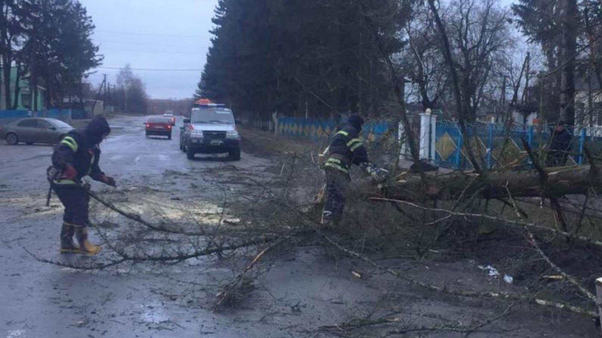 Рятувальники Хмельниччини у цілодобовому режимі ліквідовують наслідки несприятливих погодних умов