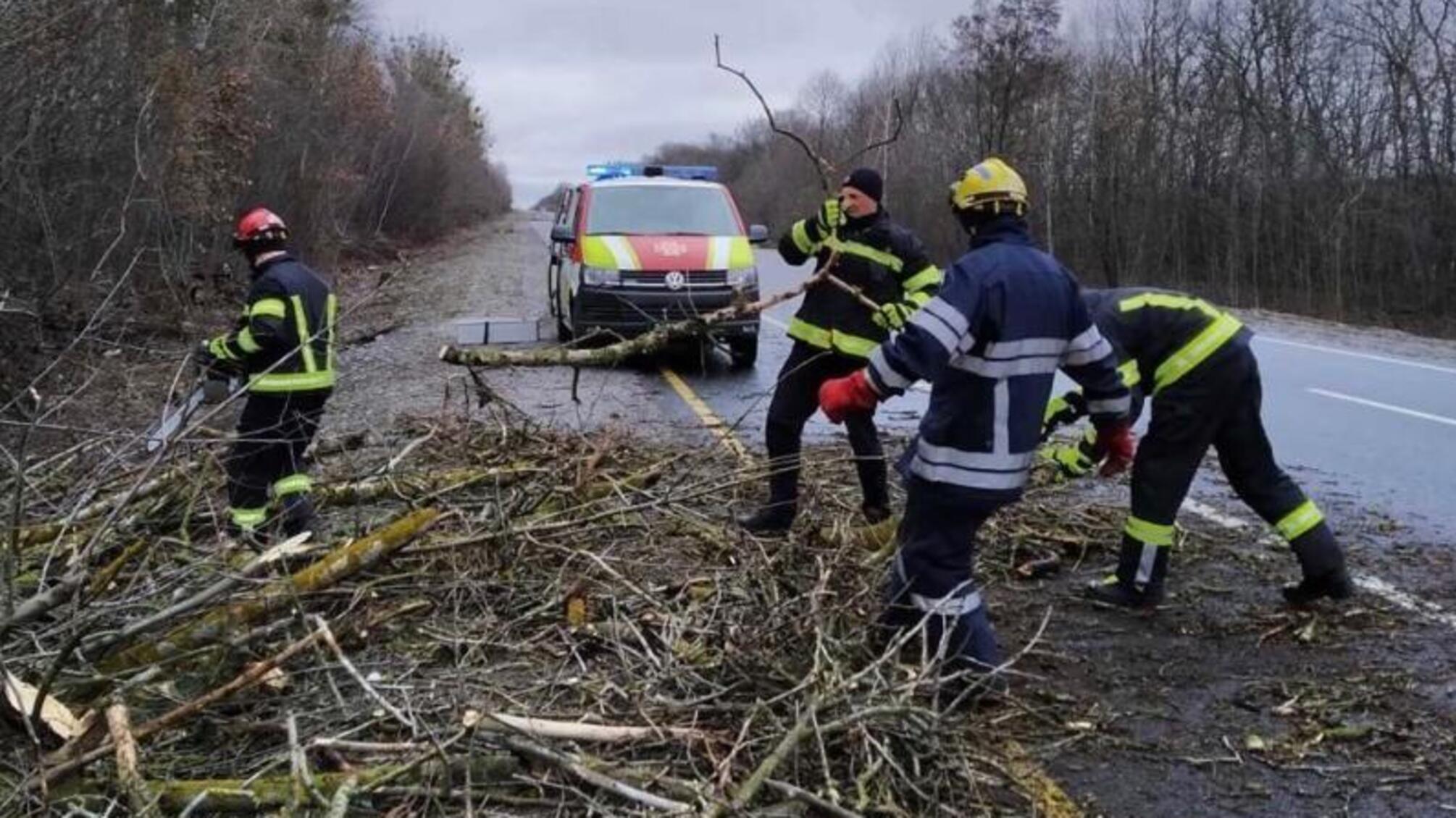На Вінниччині рятувальники продовжують роботи з ліквідації погодних умов