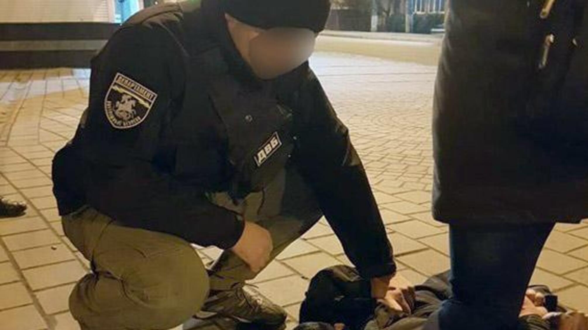 Поліція Луцька оголосила псевдополіцейському про підозру у шахрайстві