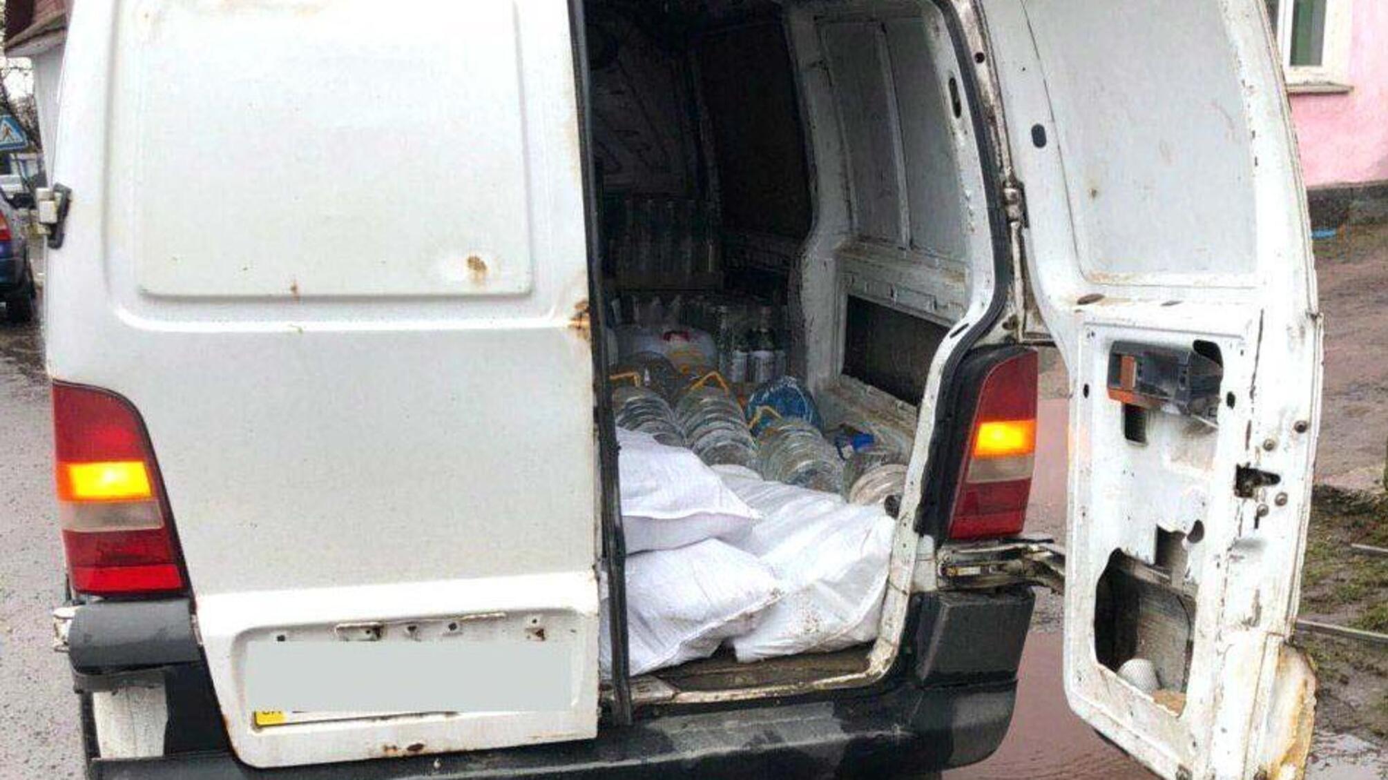На Рівненщині поліцейські вилучили понад півтонни фальсифікованого алкоголю та більше двох тисяч пачок цигарок без акцизу