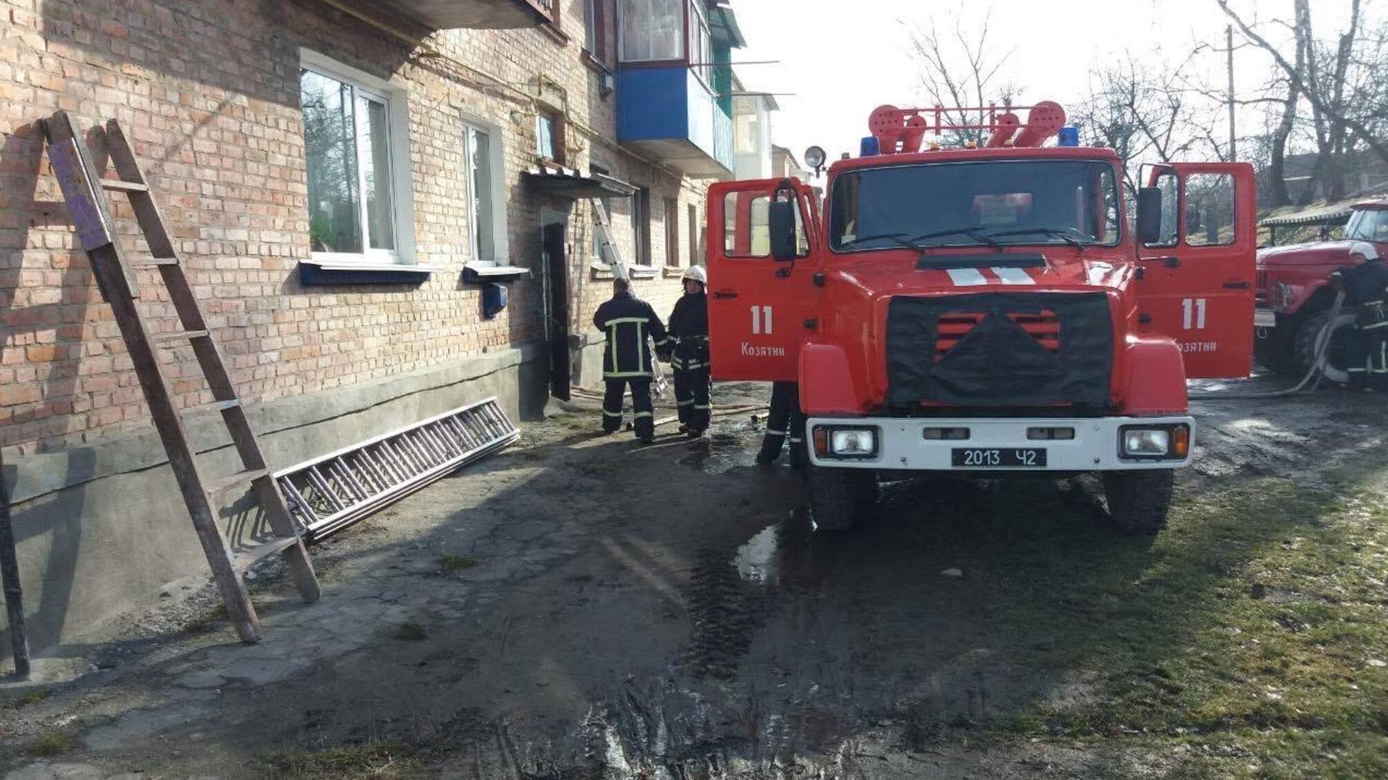 Вінницька область: під час пожежі в квартирі бійці ДСНС врятували двох людей