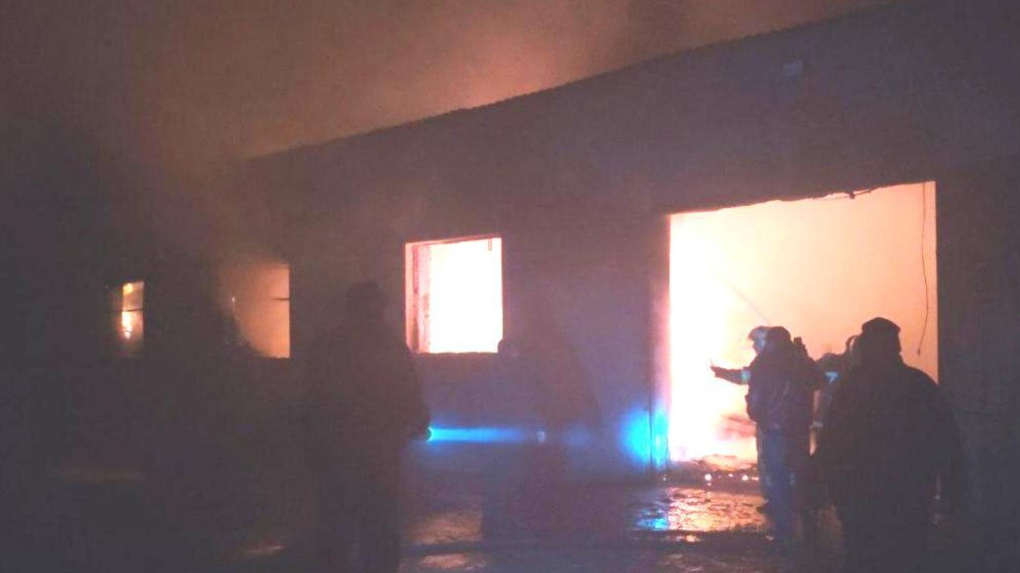 Одеська область: рятувальники ліквідували загоряння складського приміщення, врятовані від знищення вогнем комбайн і трактор