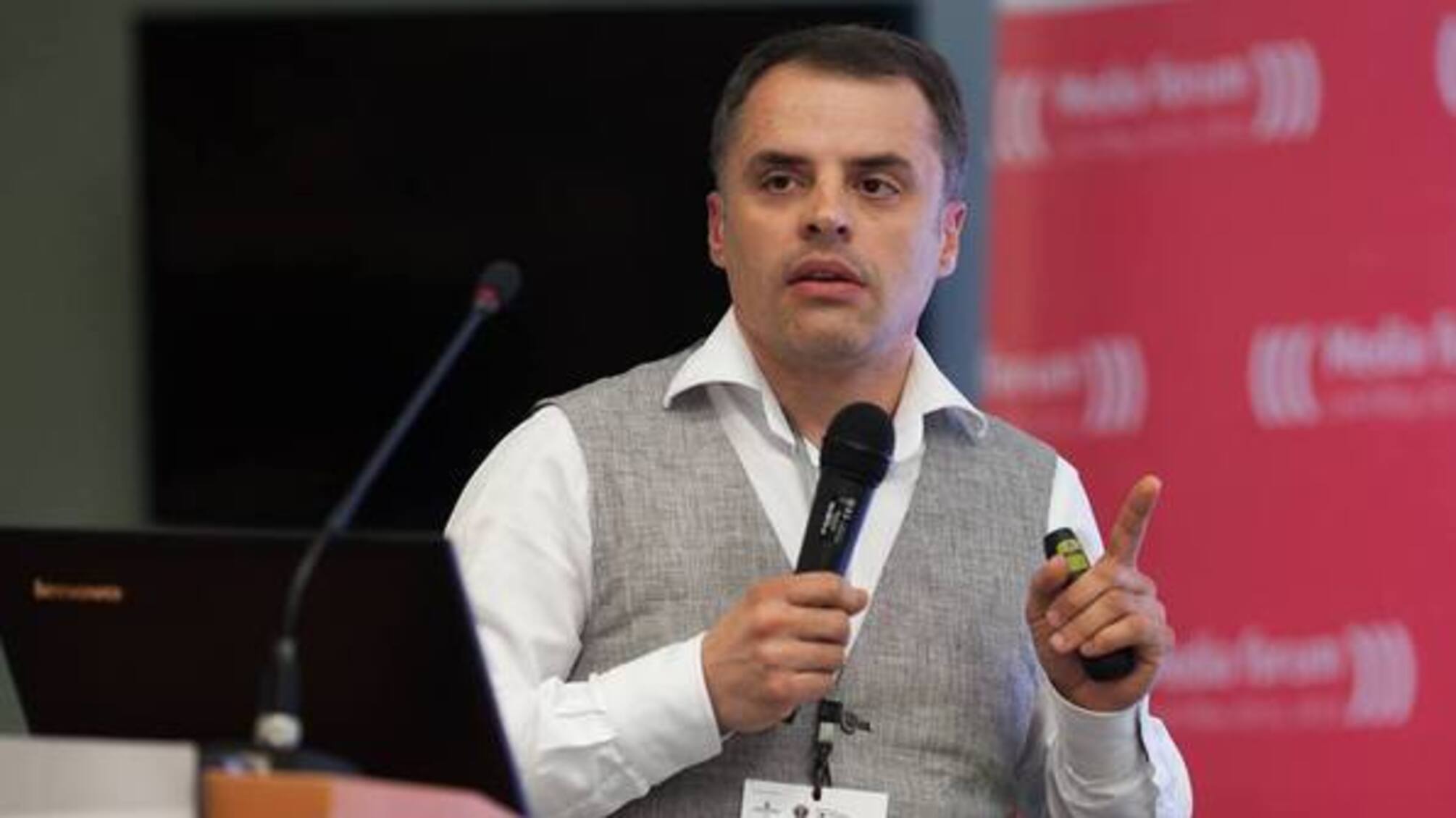 Редактор 'Експресу': режисера Іллєнка 'лікував' Новицький, якого привів Тягнибок
