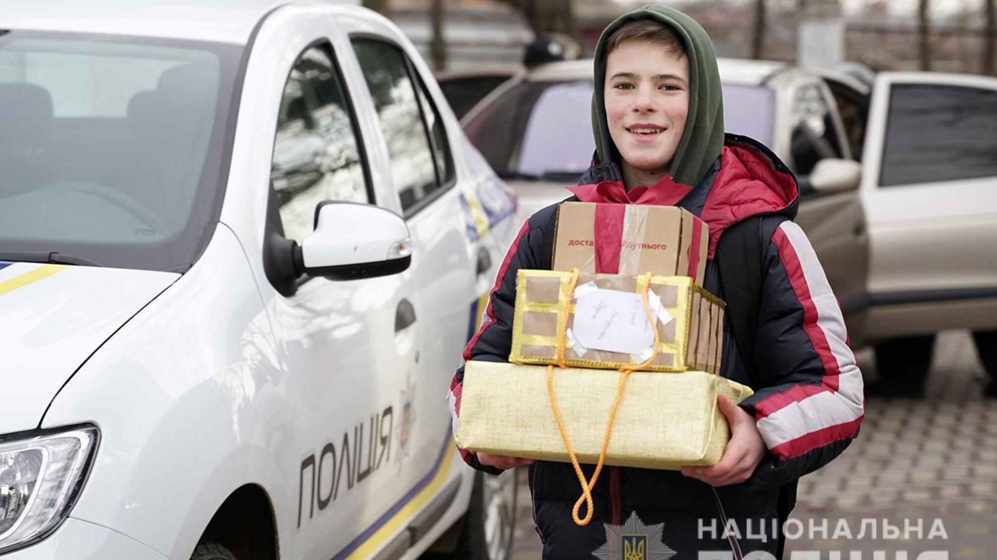 У Хмельницькому в рамках проєкту «Бандеролька дружби» поліцейські передали вихованцям притулку перші подарунки