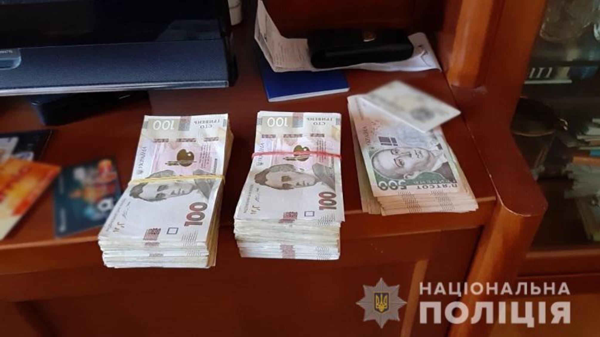 У Києві поліцейські затримали чоловіка, який підозрюється у крадіжці 300 тис. гривень із банківського сейфу