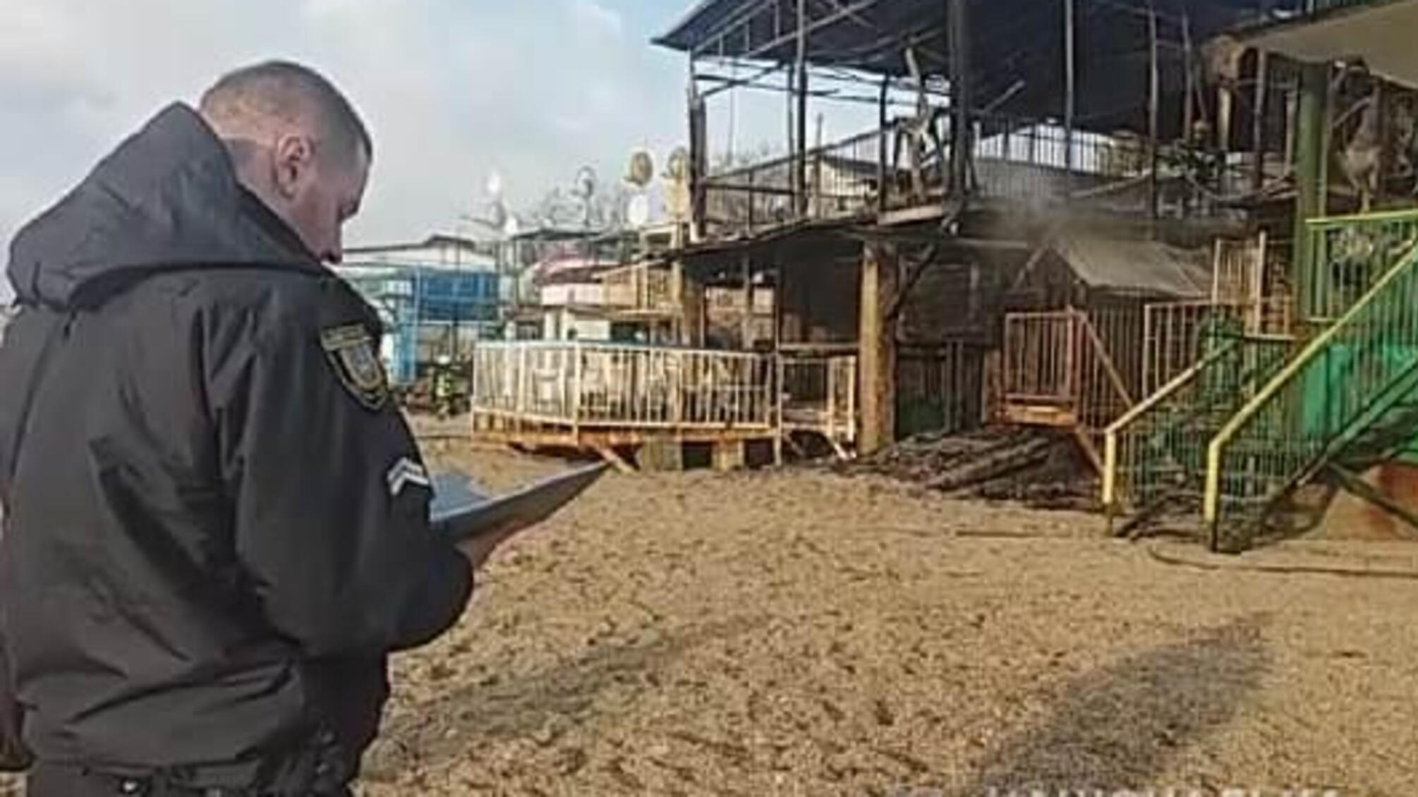 Правоохоронці розслідують обставини пожежі на узбережжі Одеси