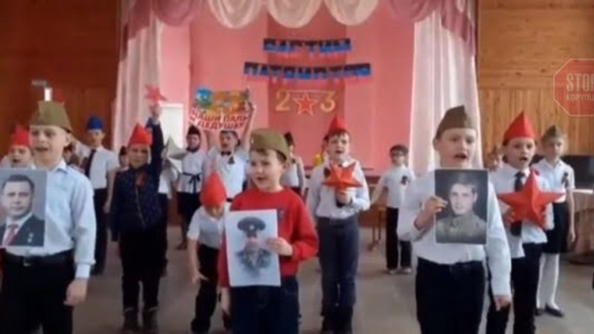 Як в СРСР: дітей у псевдореспубліках змушують маршувати з портретами вбитих бойовиків (відео)