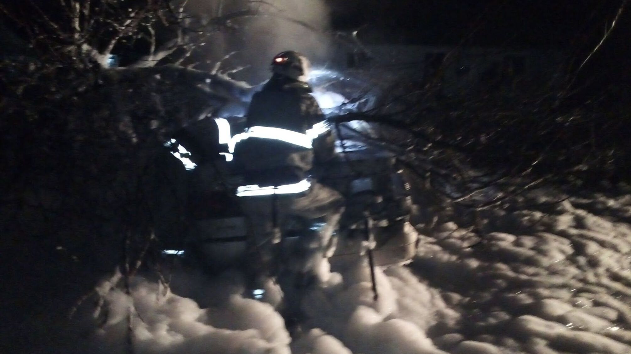 Кіровоградська область: у Гайвороні вогнеборці приборкали пожежу легкового автомобіля, яка виникла внаслідок ДТП