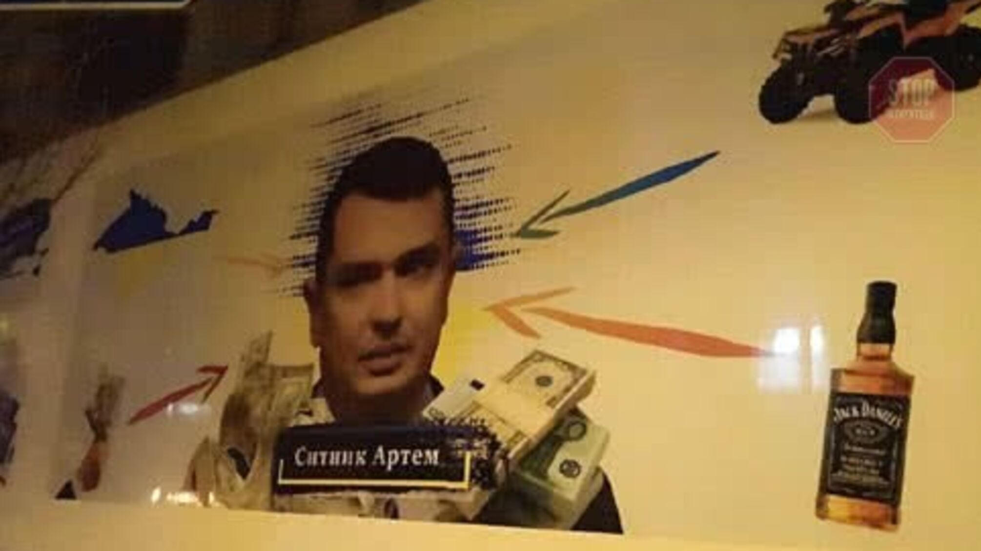 Ситник з віскі у руці: під НАБУ з’явилася антиреклама голови антикорупційного бюро (фото)