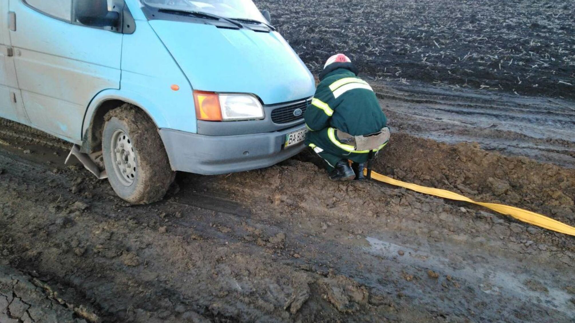 На Кіровоградщині рятувальники надали допомогу водіям 3-х автомобілів на складних ділянках доріг