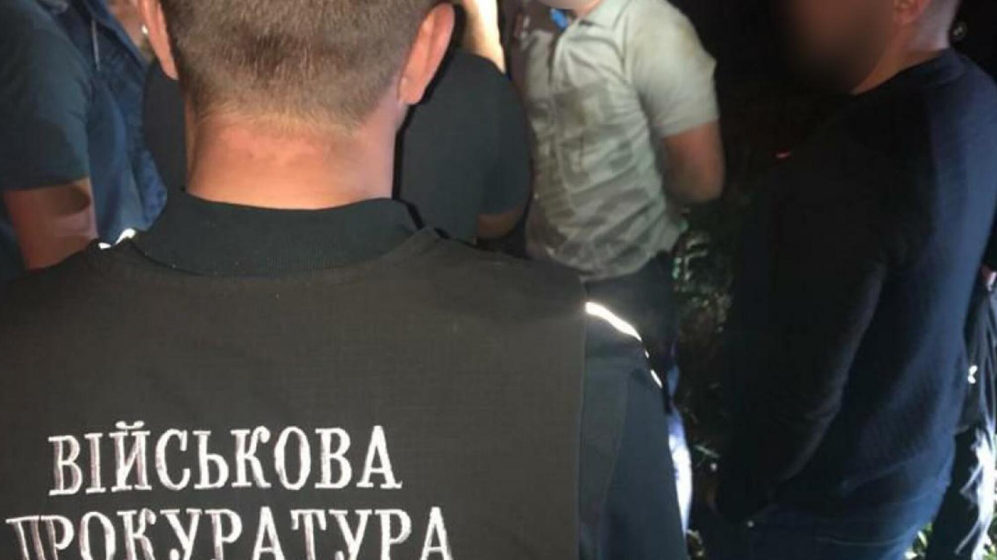 За хабар у 10 000 доларів США та зловживання впливом судитимуть поліцейського