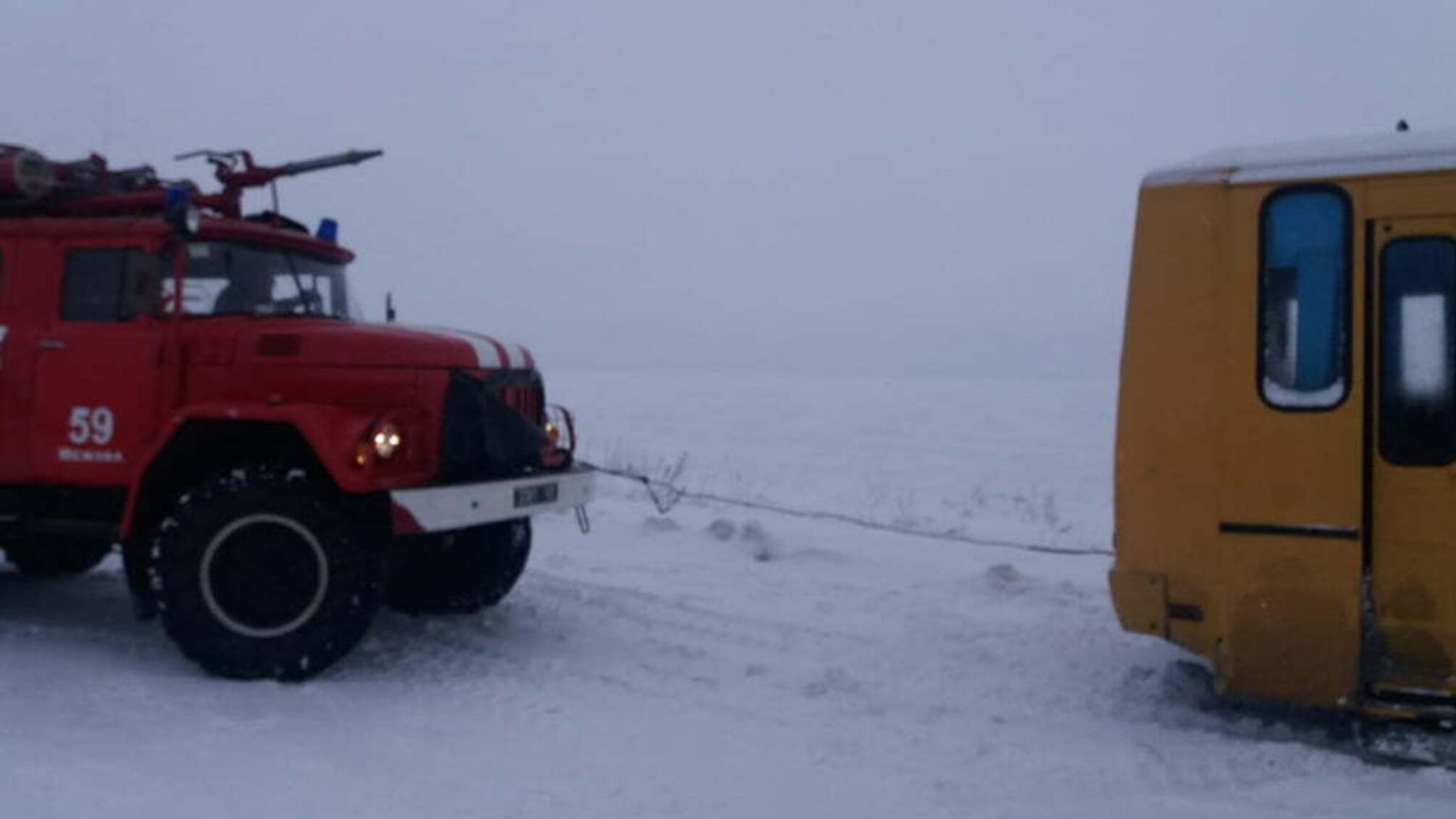 Дніпропетровська область: рятувальники витягли шкільний автобус, який прямував за учнями