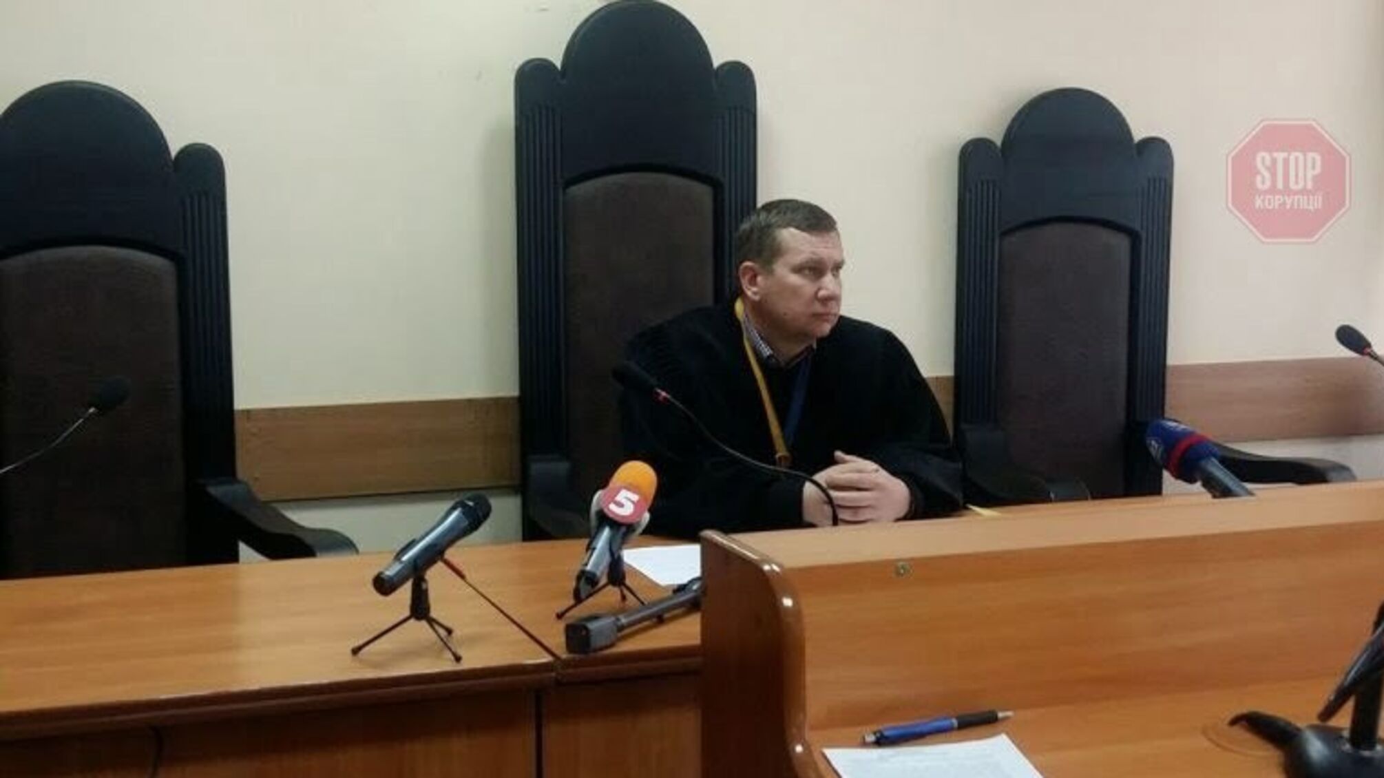 Херсонського суддю, який ухвалив чотири різні рішення щодо арешту майна «Херсонбуду», притягли до відповідальності