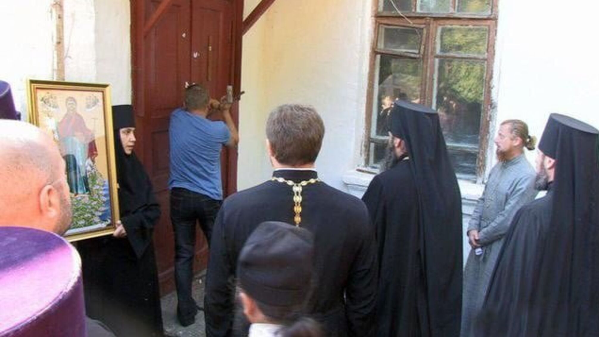 Рейдерский захват храма: церковники привели на подмогу 'титушек' и прокляли прихожан до пятого колена