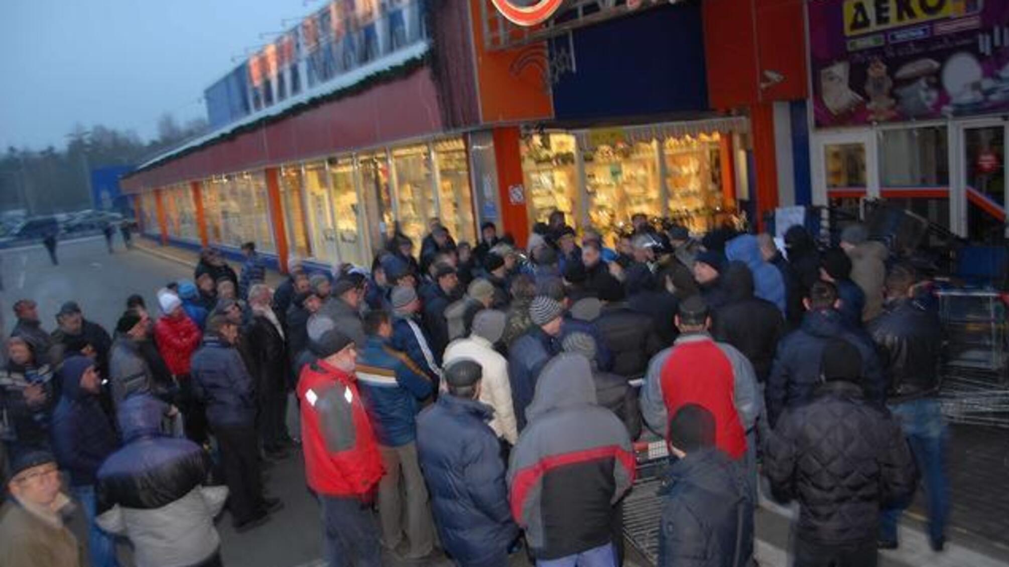 Киевляне протестовали под офисом крупнейшего строительного гипермаркета 'Эпицентр'