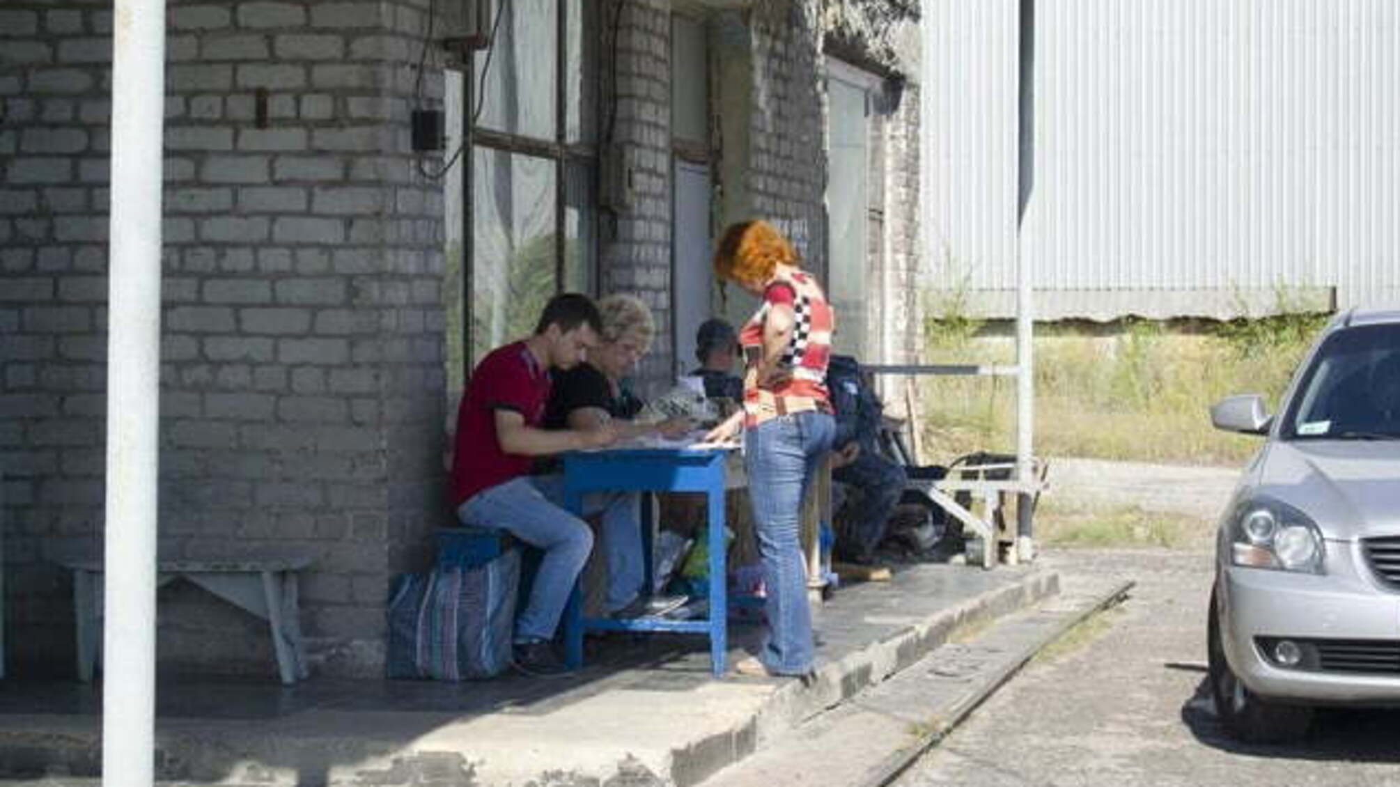В Донбассе банкиры захватили стекольный завод. Предприятие задолжало банку несколько миллионов долларов