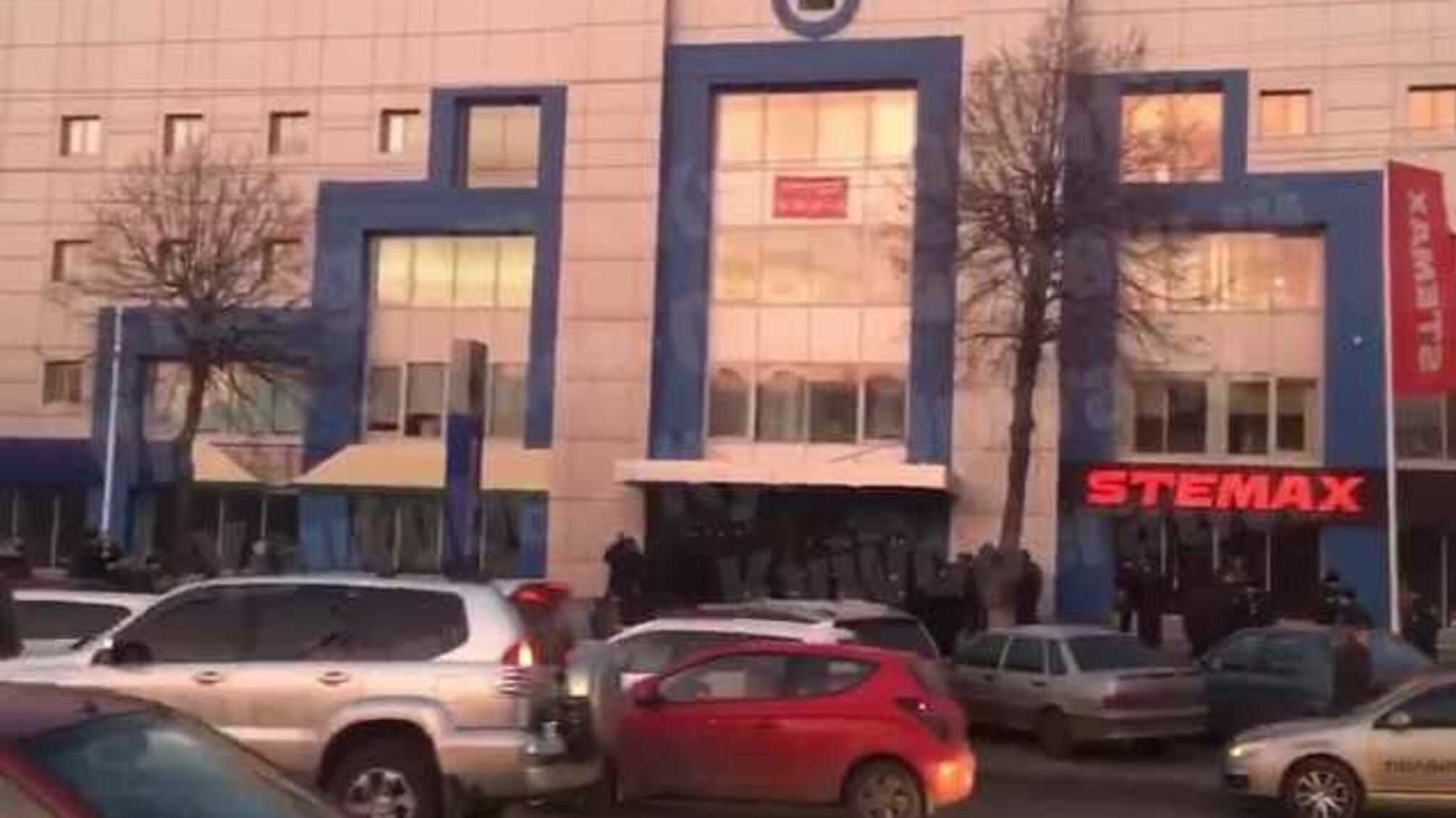 В Киеве пытались захватить офис компании ”АІС”