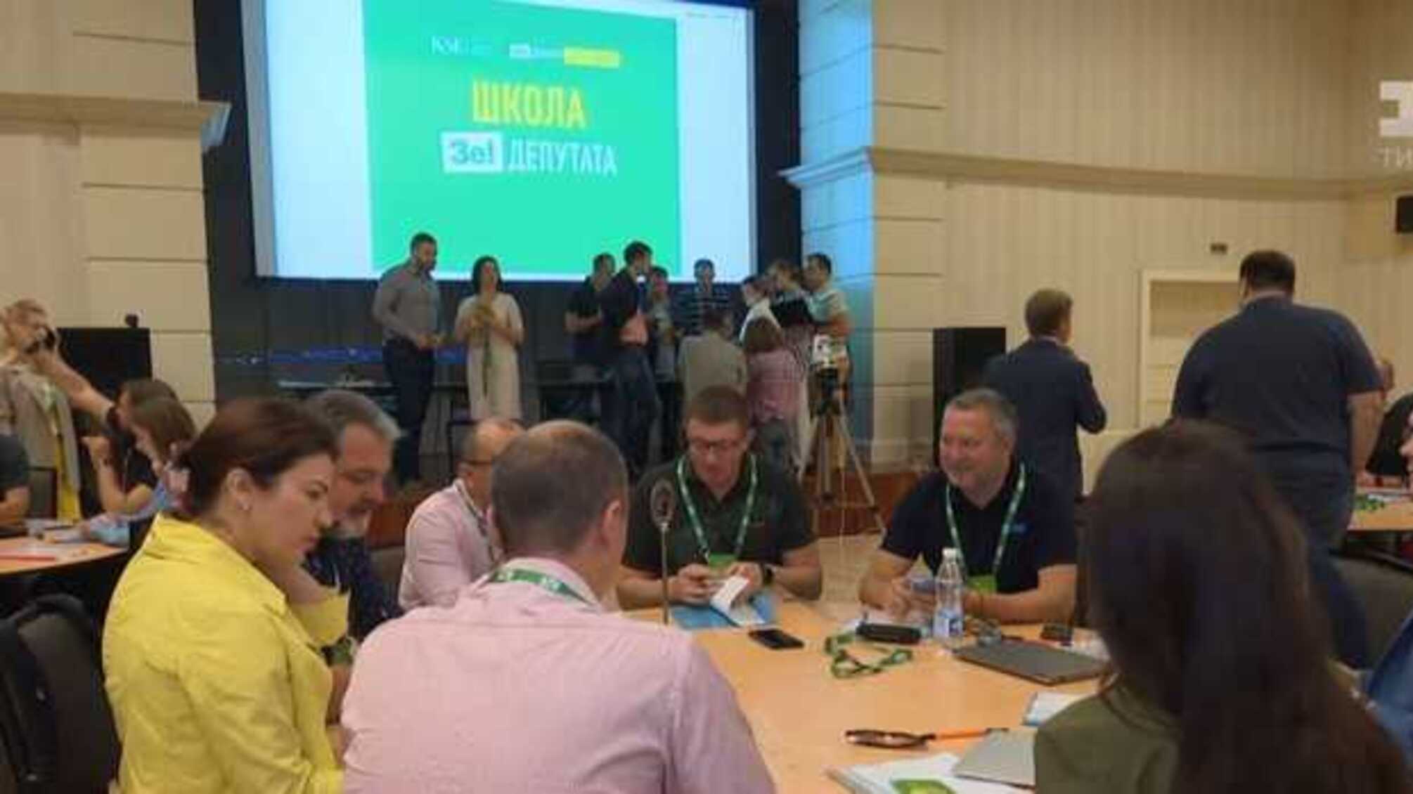 'Слуга народа' больше не может себе позволить учить нардепов в дорогих отелях Трускавца, - Корниенко