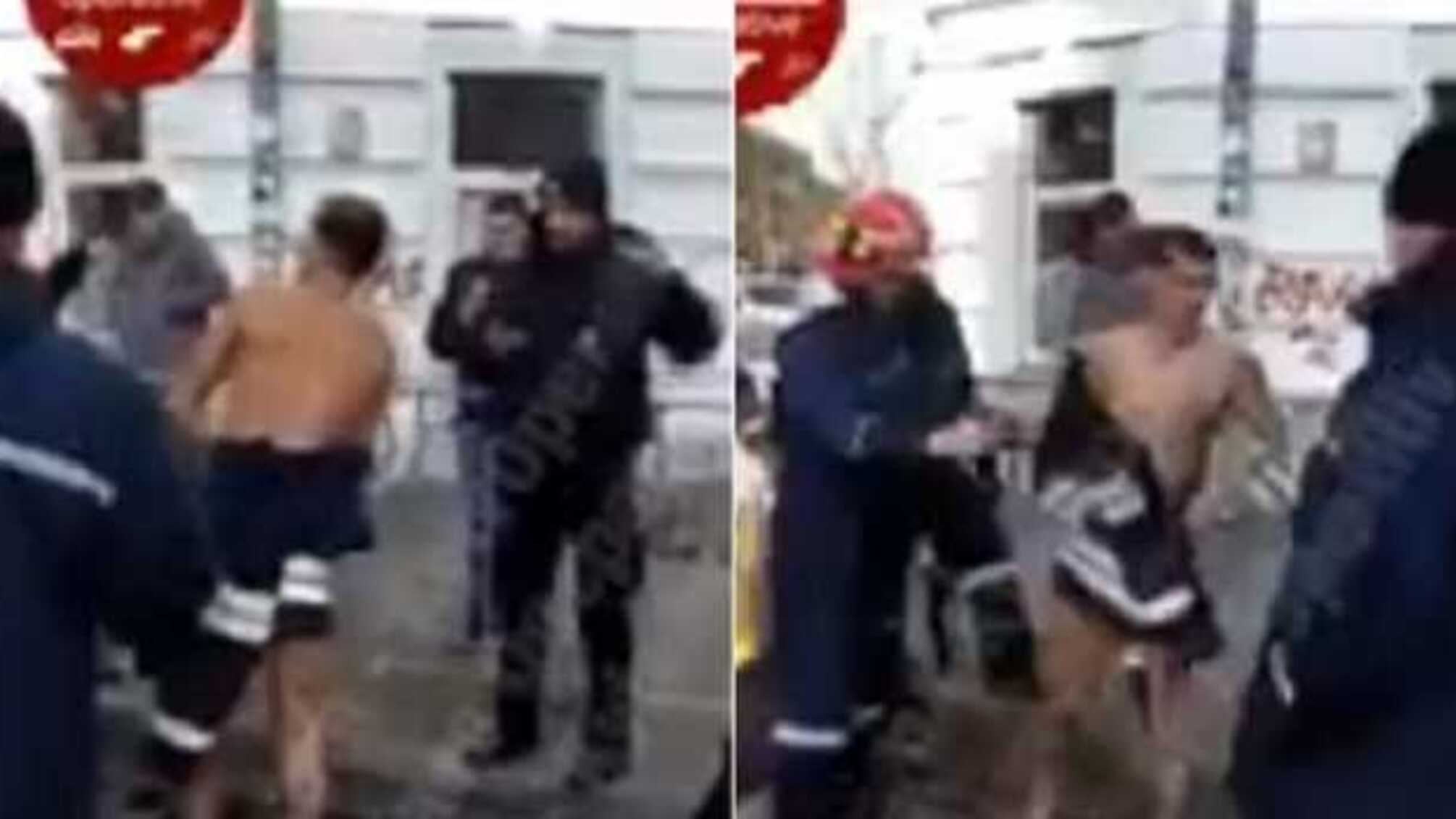 Виднелись одни пальцы: в Киеве из канализации достали голого мужчину