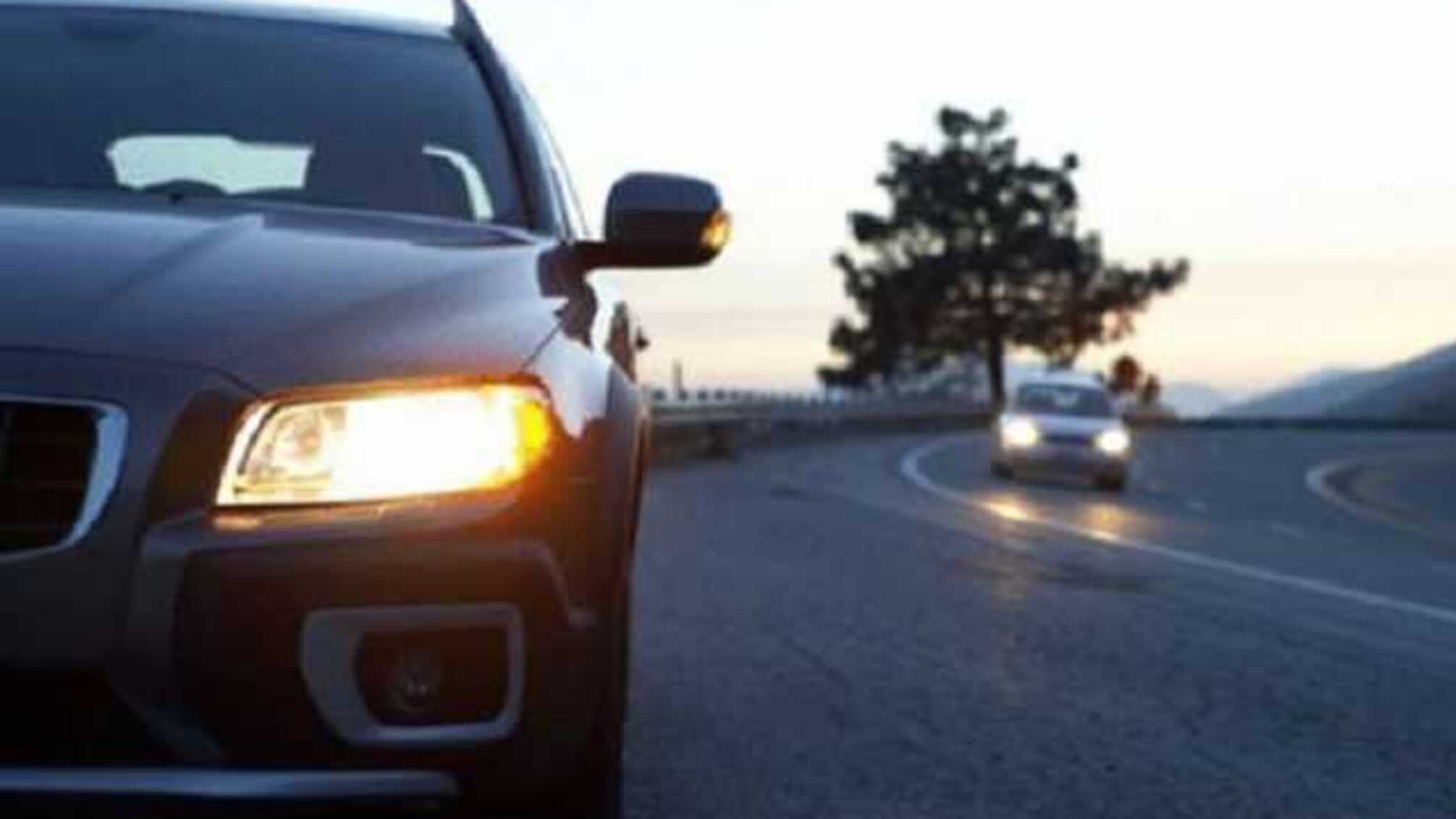 В каких случаях украинским водителям необходимо днем включать ближний свет фар