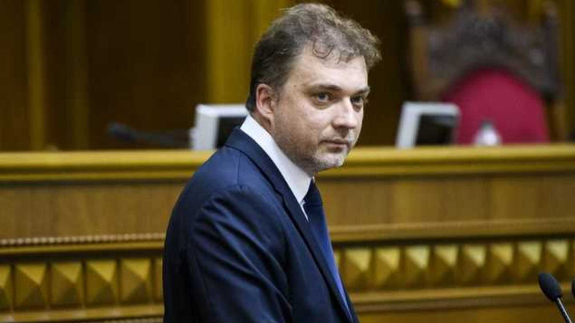 “Влаштував істерику та втік”: міністр оборони зганьбився під час інтерв’ю