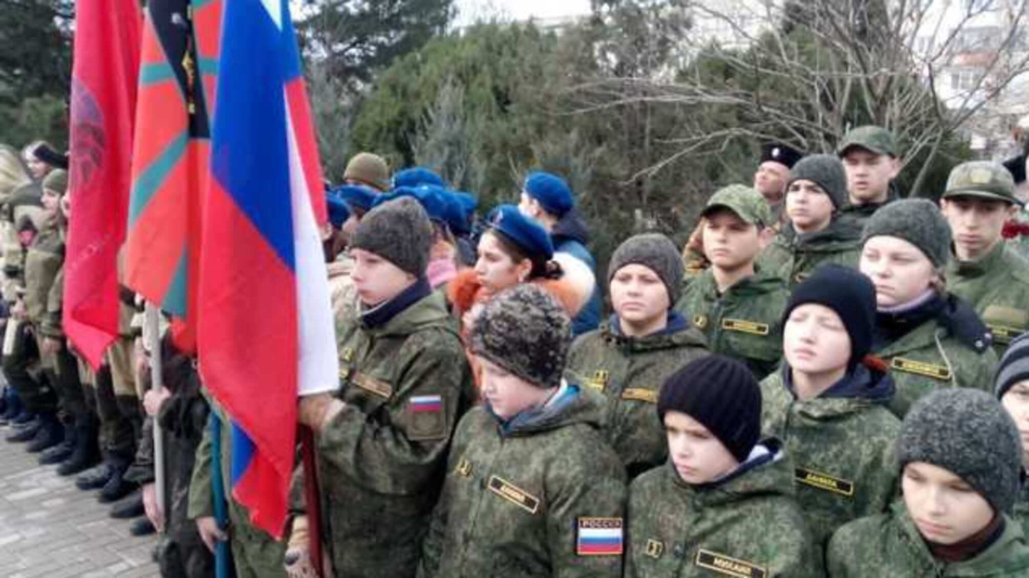Оккупанты устроили детям праздник в военной форме: фото 'зомби-митинга' в Крыму