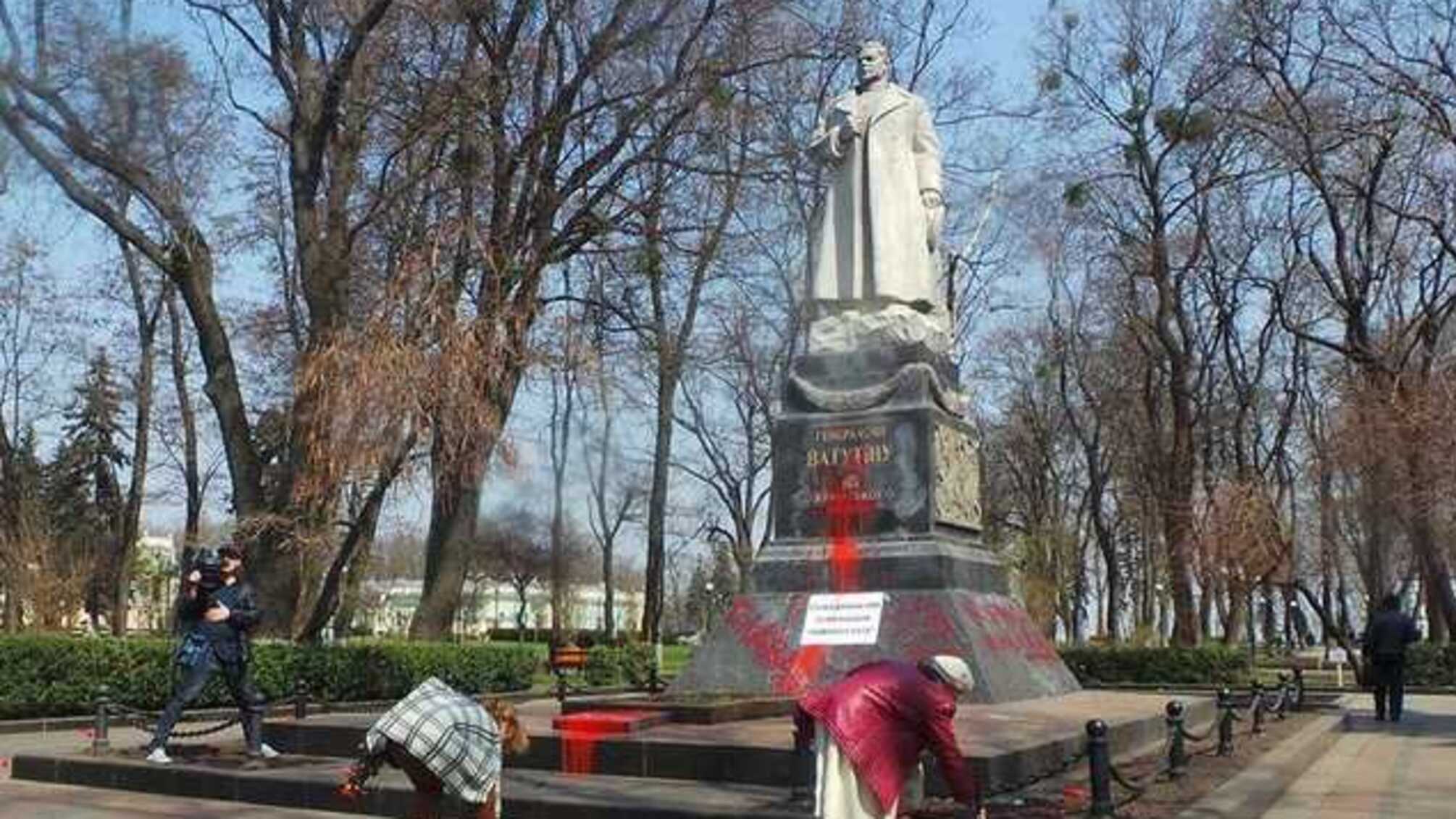 Мешканці Києва пропонують прибрати пам’ятник Ватутіну, а його могилу перенести на цвинтар