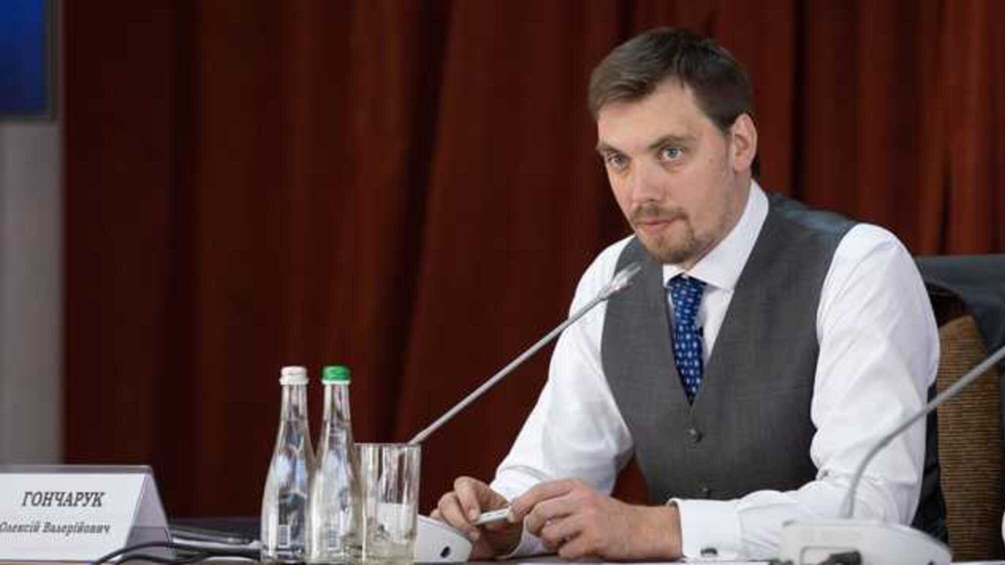 Гончарук пообщался с экипажем, доставившим украинцев из КНР
