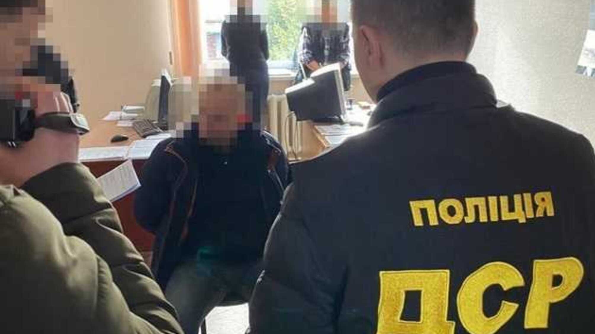 Директор госпредприятия задержан на Сумщине при получении 5 тыс. долл. взятки, - Нацполиция