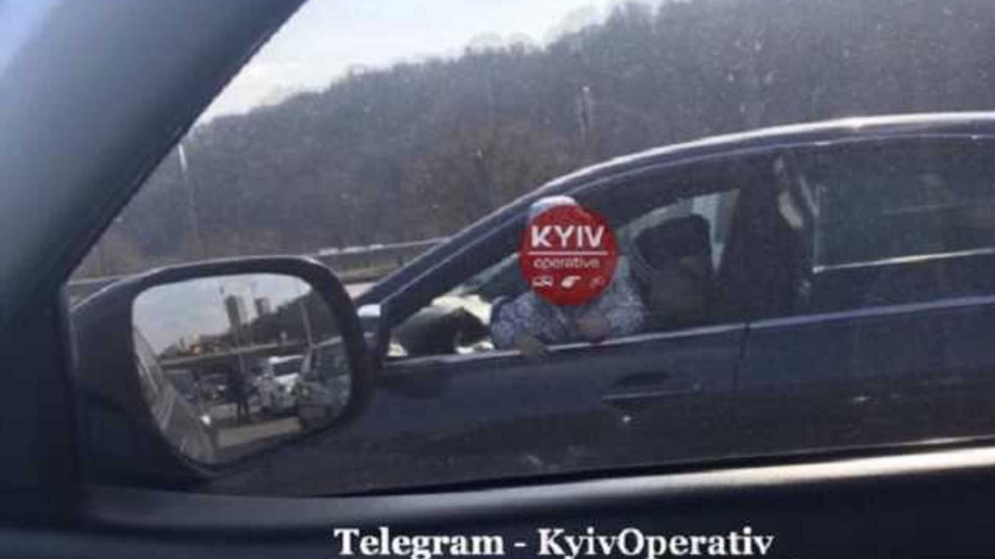 Где автокресло? В сети разгорелись споры вокруг фото горе-матери в Киеве
