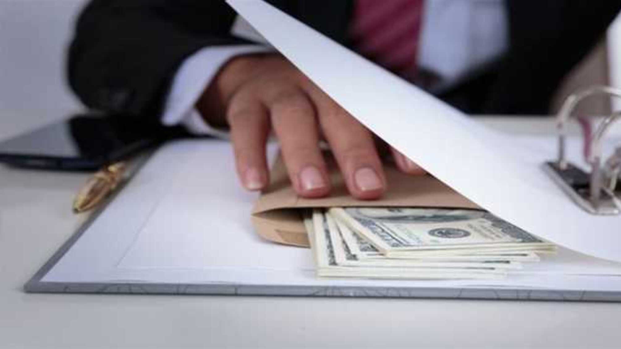 На Львовщине на взятке в 2 тыс. долларов задержали полицейскую