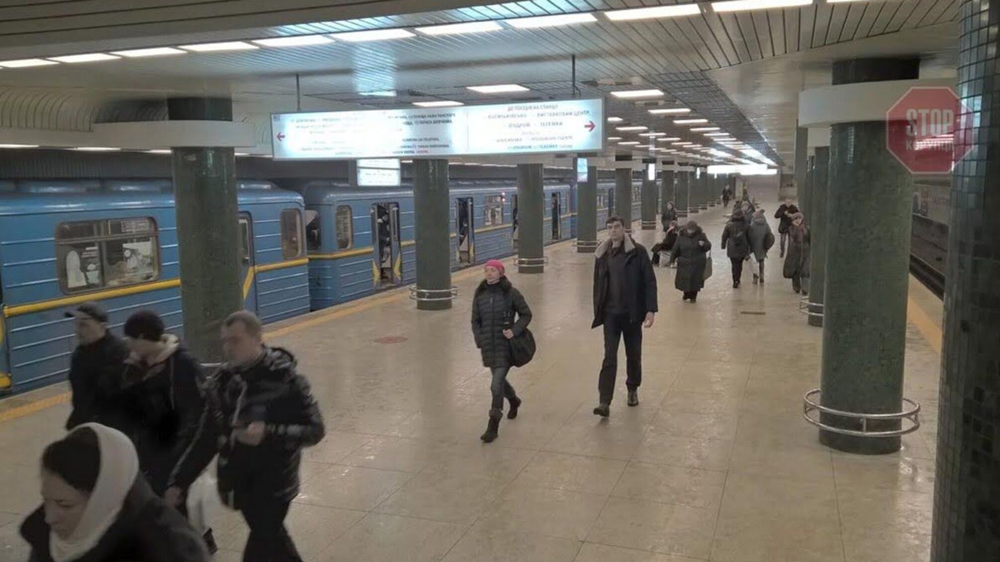 У Києві чоловік впав під потяг в метро